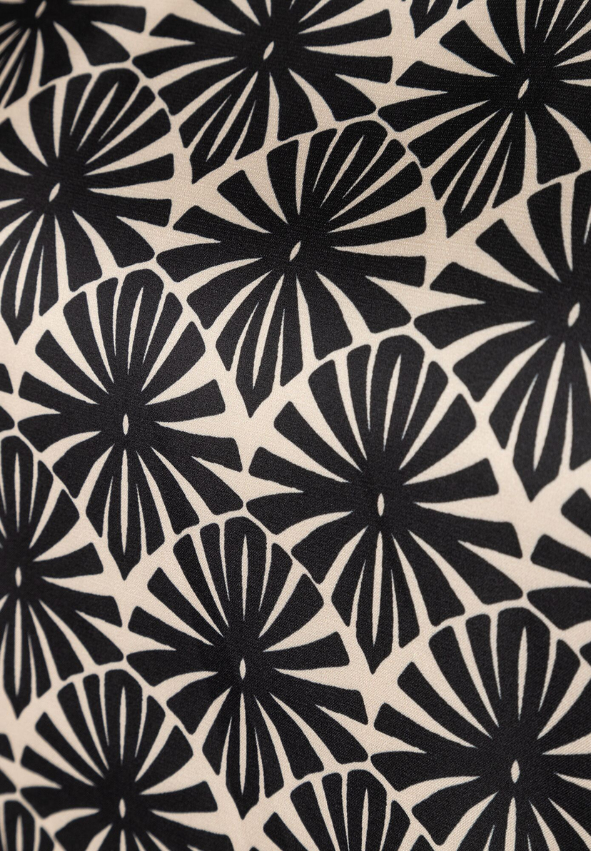 Detailaufnahme des MORE & MORE Oberteil-Musters: Schwarze Fächerblumen auf beigem Grund, Jersey-Satin Materialmix. Detailaufnahme des MORE & MORE Oberteil-Musters: Schwarze Fächerblumen auf beigem Grund, Jersey-Satin Materialmix.