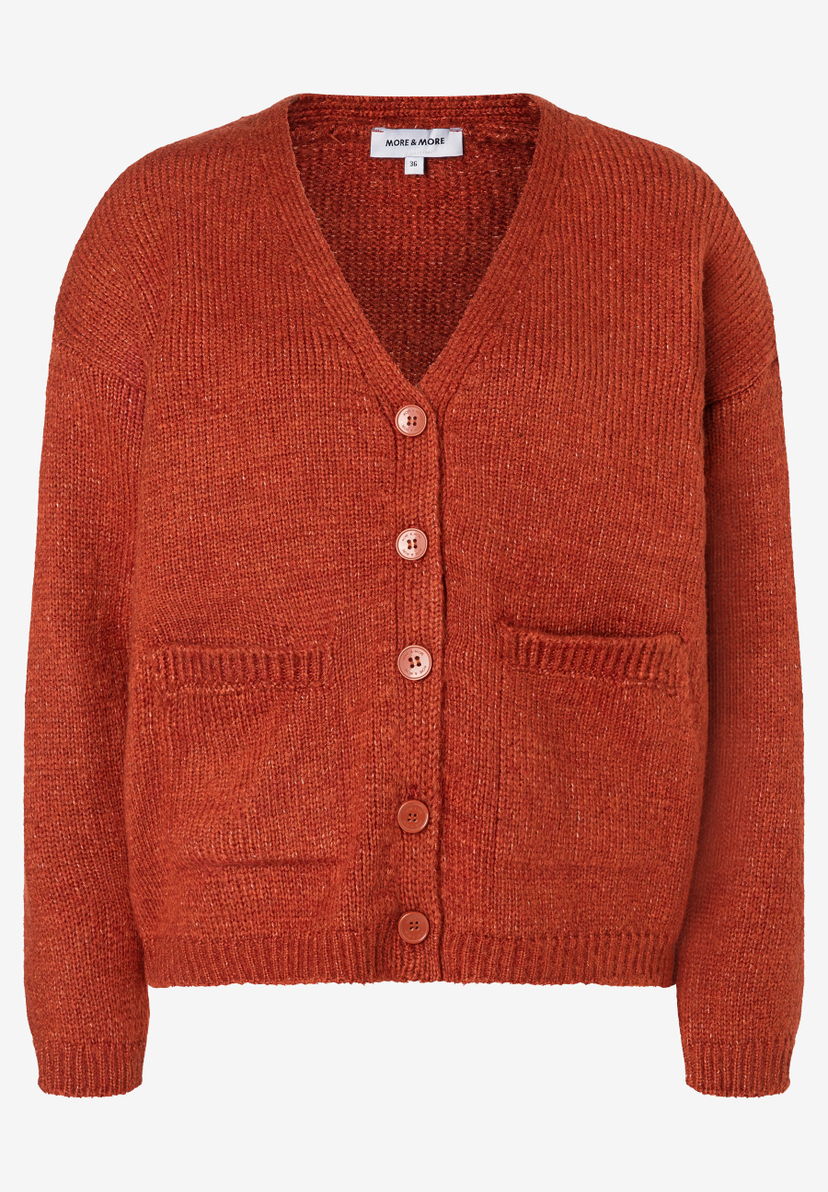 Ein orangefarbener Strick-Cardigan von MORE & MORE mit V-Ausschnitt und Taschen. Ein orangefarbener Strick-Cardigan von MORE & MORE mit V-Ausschnitt und Taschen.