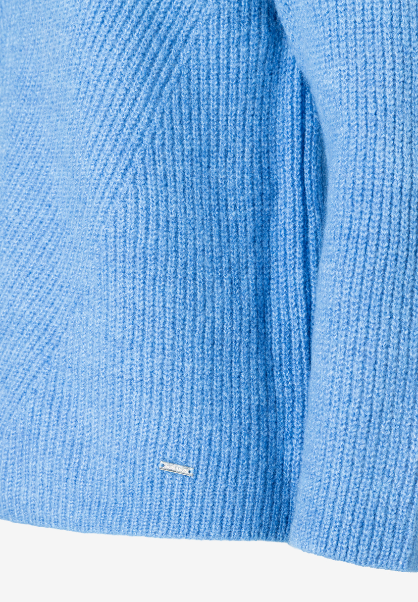Nahaufnahme eines hellblauen Rippstrick-Pullovers von MORE & MORE, der sich weich anfühlt und angenehm zu tragen ist. Nahaufnahme eines hellblauen Rippstrick-Pullovers von MORE & MORE, der sich weich anfühlt und angenehm zu tragen ist.