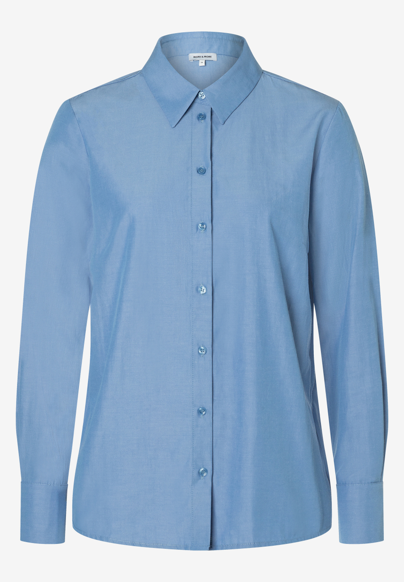 Eine hellblaue, langärmlige Bluse von MORE & MORE mit Knopfleiste und Kragen. Eine hellblaue, langärmlige Bluse von MORE & MORE mit Knopfleiste und Kragen.