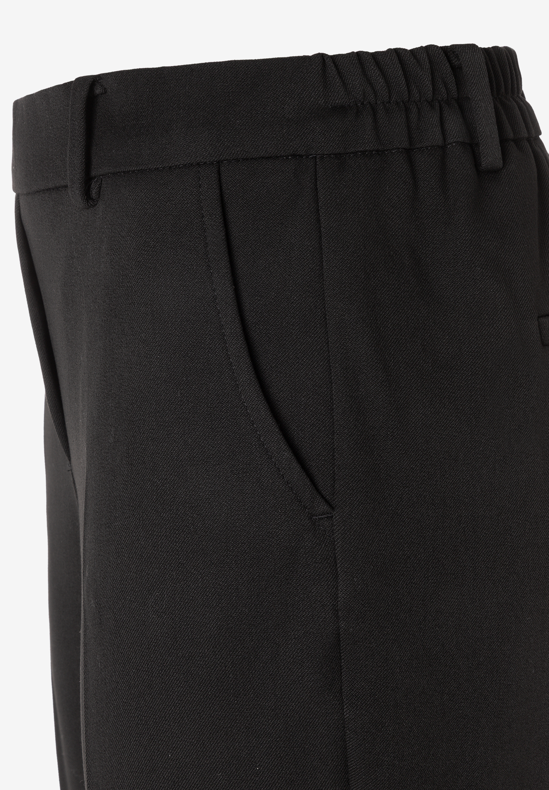 MORE & MORE schwarze Jeans mit Bundfalten, seitlichen Eingrifftaschen und elastischem Bund. Close-up der Tasche.