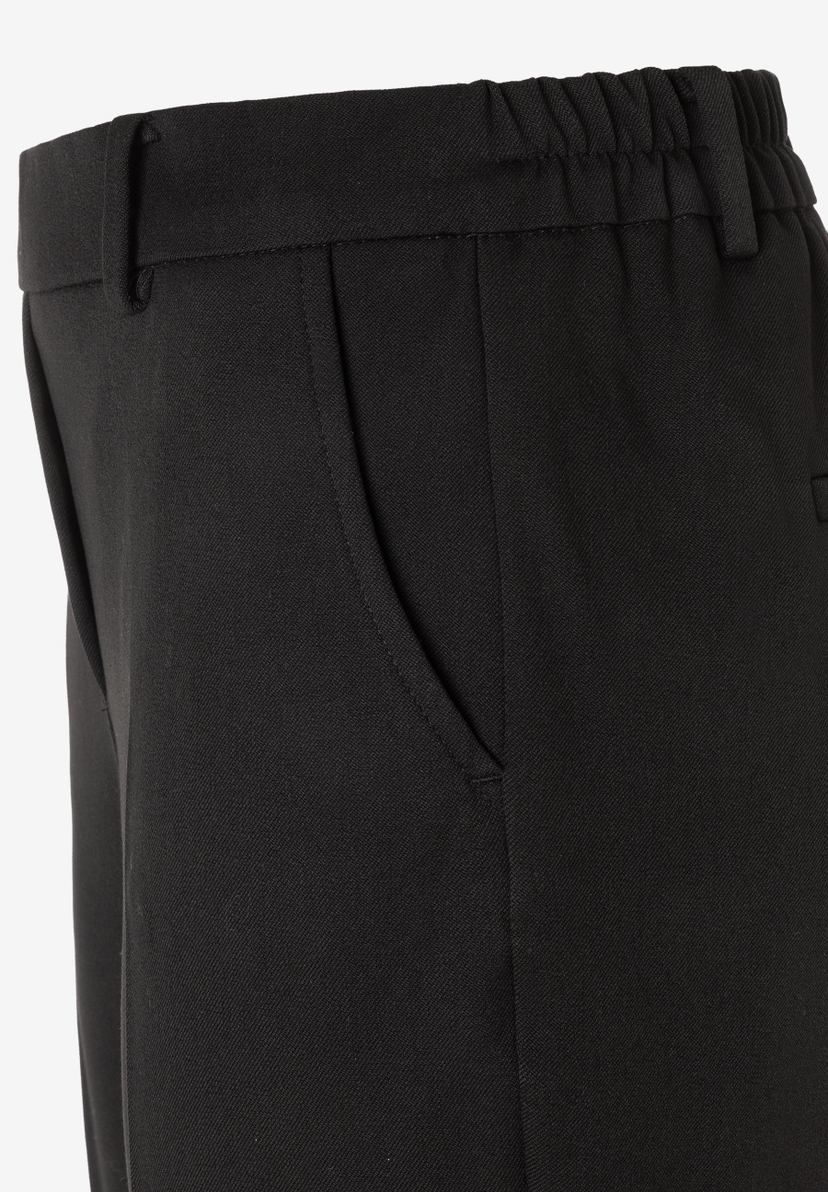 MORE & MORE schwarze Jeans mit Bundfalten, seitlichen Eingrifftaschen und elastischem Bund. Close-up der Tasche.