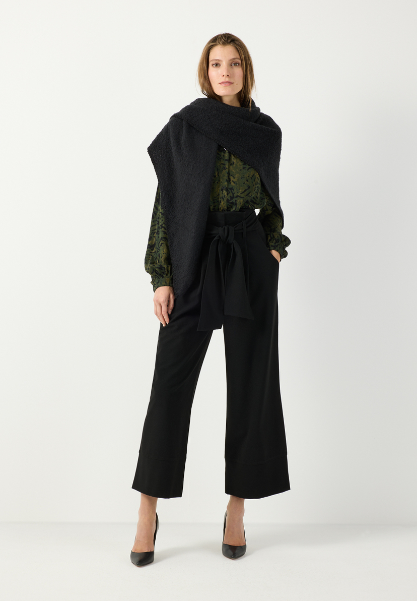 MORE & MORE schwarze Jeans mit weitem Bein und Bindegürtel, kombiniert mit grüner Bluse und schwarzem Schal.