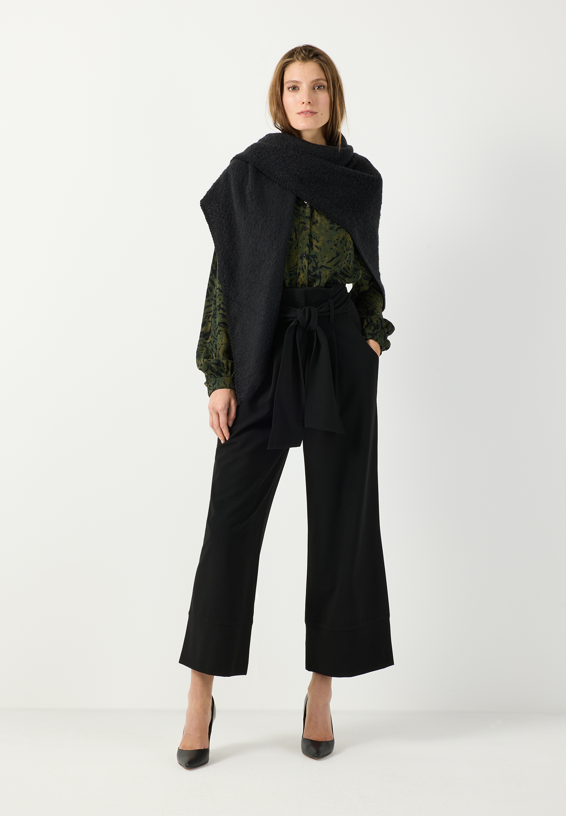 MORE & MORE schwarze Jeans mit weitem Bein und Bindegürtel, kombiniert mit grüner Bluse und schwarzem Schal. MORE & MORE schwarze Jeans mit weitem Bein und Bindegürtel, kombiniert mit grüner Bluse und schwarzem Schal.
