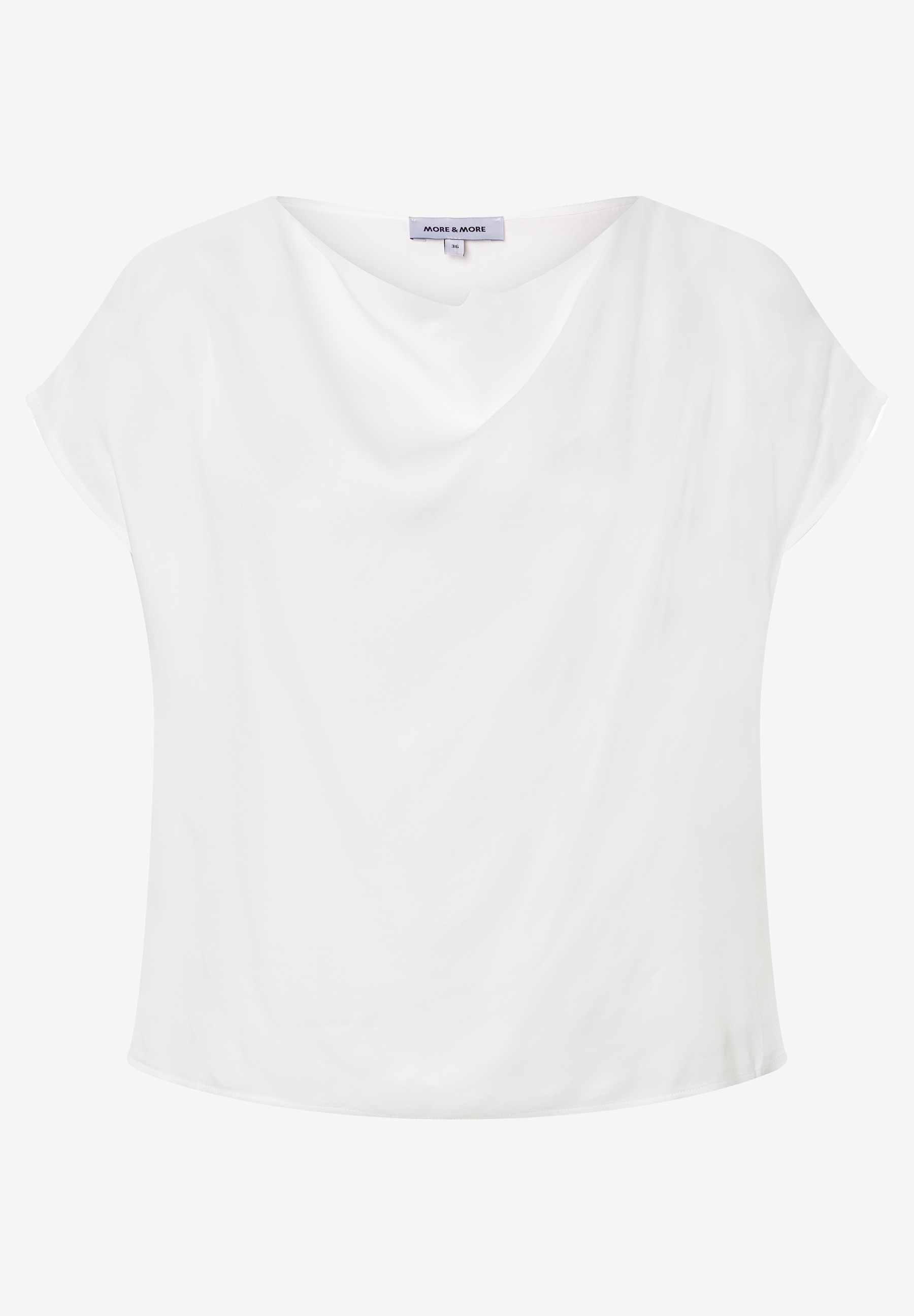 Eine weiße Bluse von MORE & MORE mit Wasserfallausschnitt. Eine weiße Bluse von MORE & MORE mit Wasserfallausschnitt.