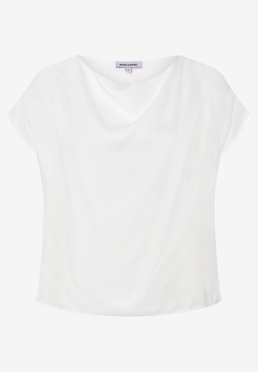 Eine weiße Bluse von MORE & MORE mit Wasserfallausschnitt. Eine weiße Bluse von MORE & MORE mit Wasserfallausschnitt.