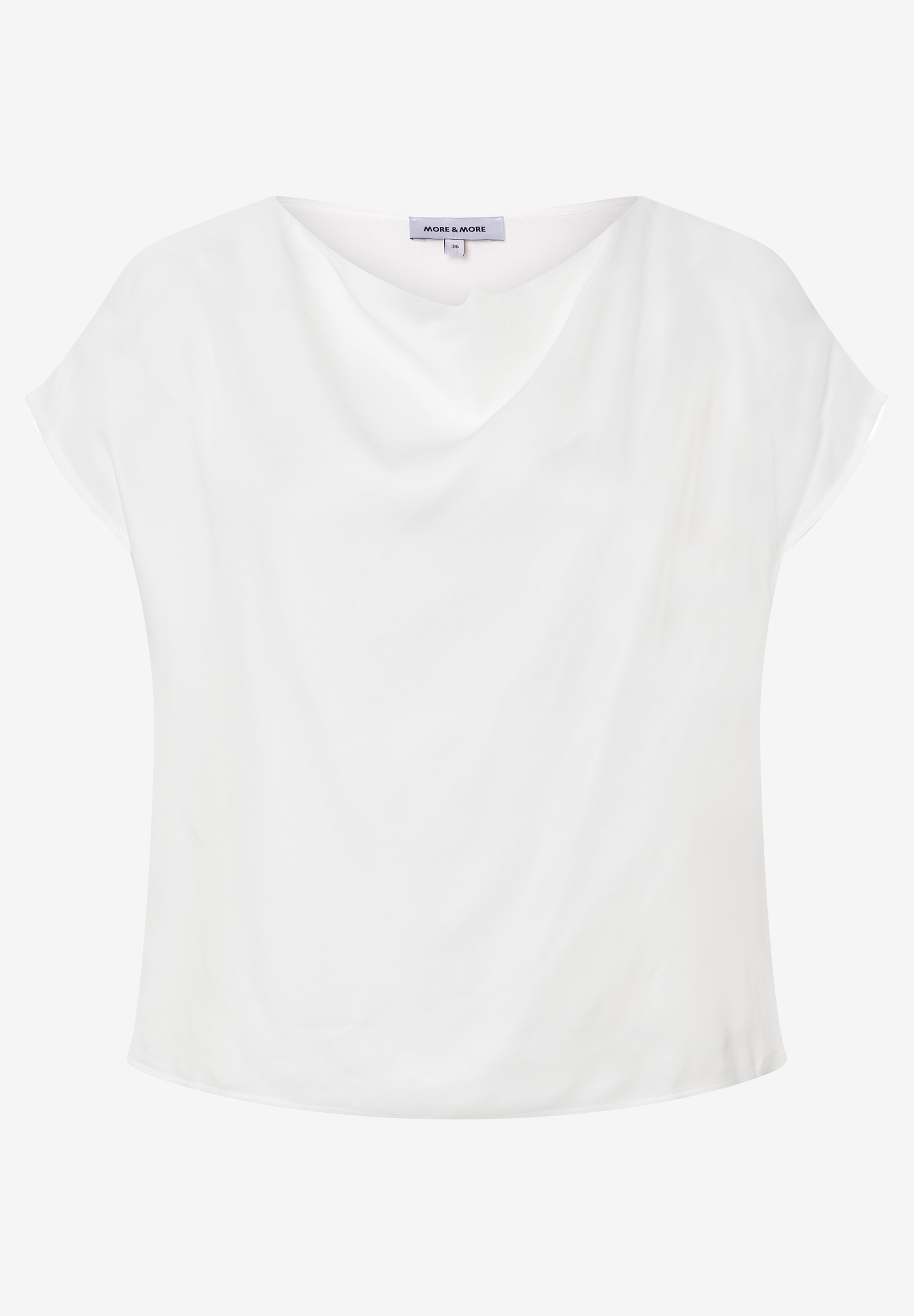Eine weiße Bluse von MORE & MORE mit Wasserfallausschnitt. Eine weiße Bluse von MORE & MORE mit Wasserfallausschnitt.