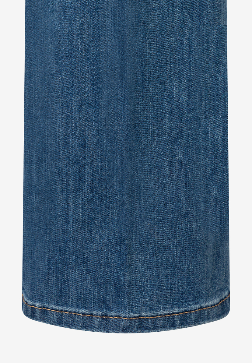 MORE & MORE Jeans Detailansicht: Der Saum einer blauen Jeans, mit einer einzelnen, orangefarbenen Naht.