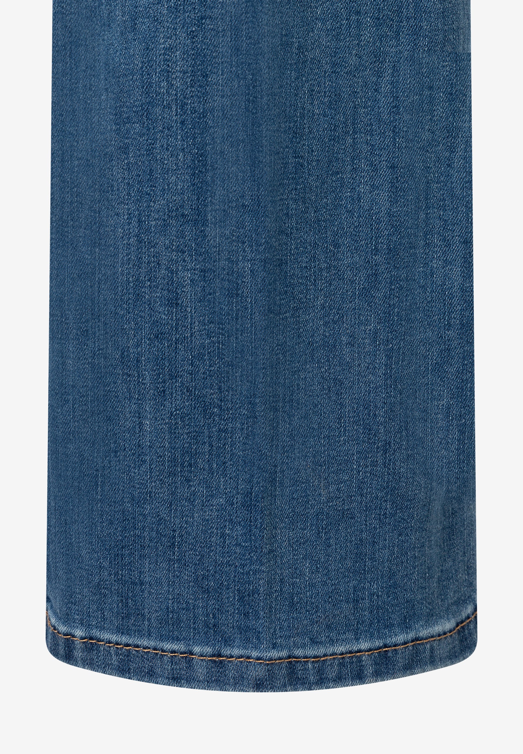 MORE & MORE Jeans Detailansicht: Der Saum einer blauen Jeans, mit einer einzelnen, orangefarbenen Naht. MORE & MORE Jeans Detailansicht: Der Saum einer blauen Jeans, mit einer einzelnen, orangefarbenen Naht.