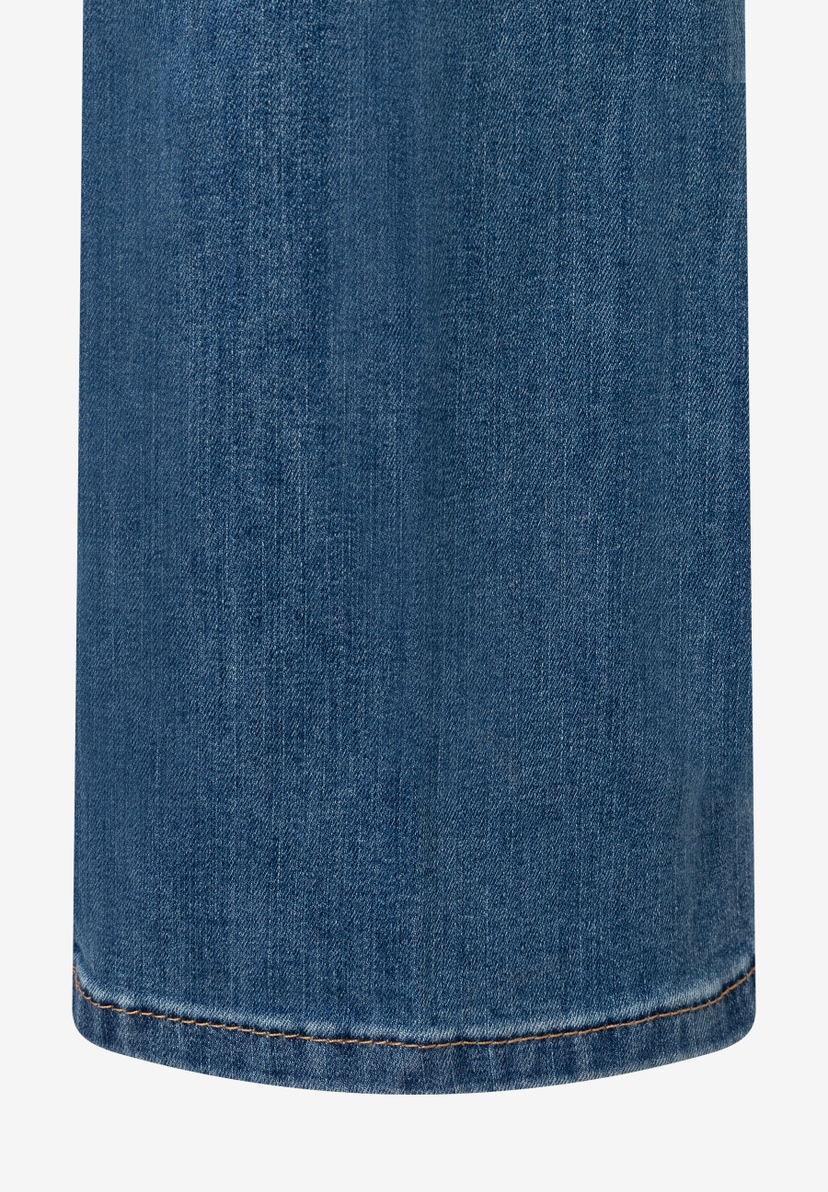 MORE & MORE Jeans Detailansicht: Der Saum einer blauen Jeans, mit einer einzelnen, orangefarbenen Naht. MORE & MORE Jeans Detailansicht: Der Saum einer blauen Jeans, mit einer einzelnen, orangefarbenen Naht.