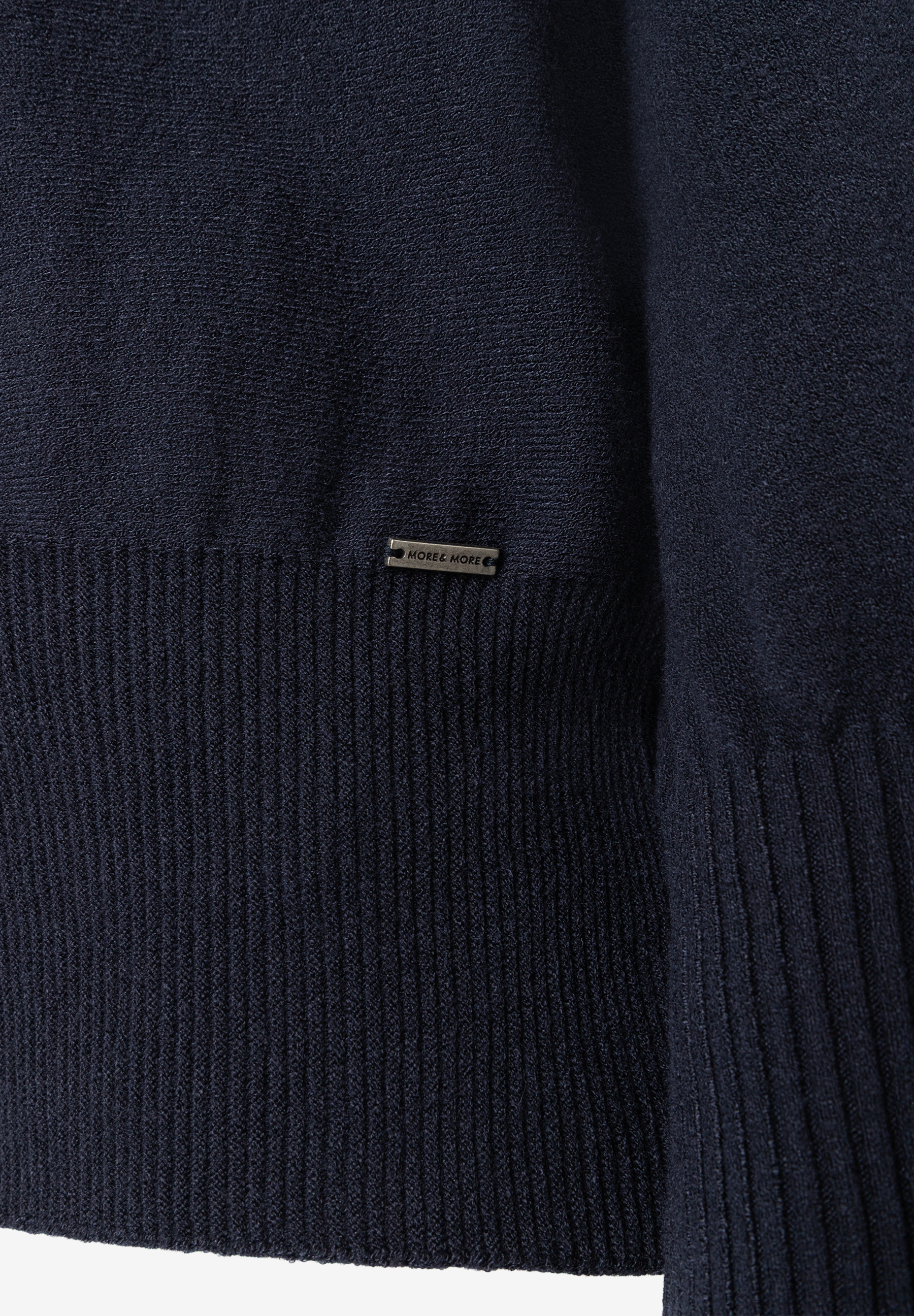 MORE & MORE Feinstrick-Pullover in Marineblau, Detailansicht des weichen, hautfreundlichen Materials und geripptem Saum. MORE & MORE Feinstrick-Pullover in Marineblau, Detailansicht des weichen, hautfreundlichen Materials und geripptem Saum.