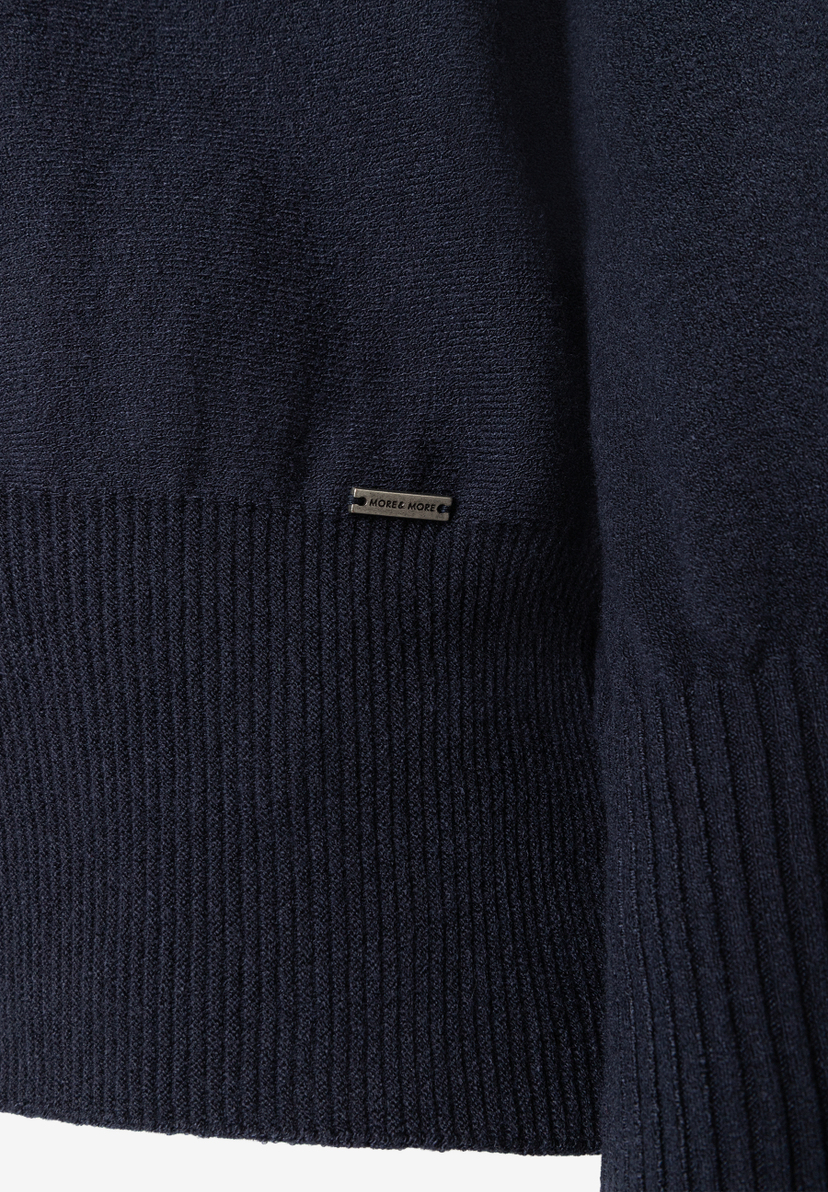 MORE & MORE Feinstrick-Pullover in Marineblau, Detailansicht des weichen, hautfreundlichen Materials und geripptem Saum. MORE & MORE Feinstrick-Pullover in Marineblau, Detailansicht des weichen, hautfreundlichen Materials und geripptem Saum.