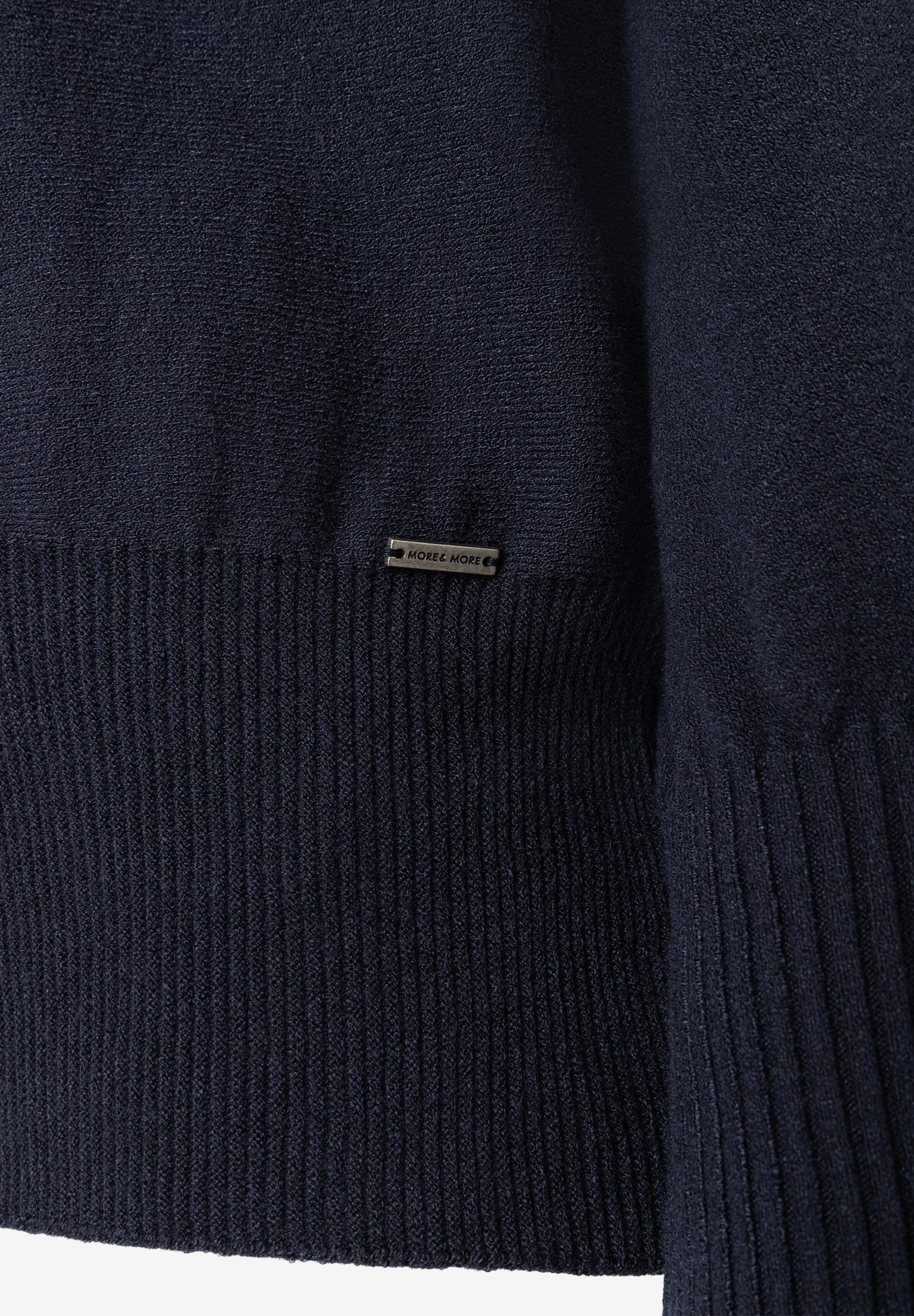 MORE & MORE Feinstrick Pullover in Marineblau, gerippter Saum und Markenplakette für angenehmen Tragekomfort. MORE & MORE Feinstrick Pullover in Marineblau, gerippter Saum und Markenplakette für angenehmen Tragekomfort.