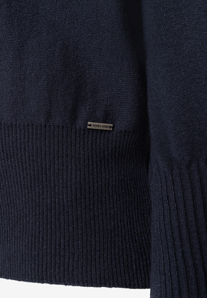 MORE & MORE Feinstrick Pullover in Marineblau, gerippter Saum und Markenplakette für angenehmen Tragekomfort. MORE & MORE Feinstrick Pullover in Marineblau, gerippter Saum und Markenplakette für angenehmen Tragekomfort.