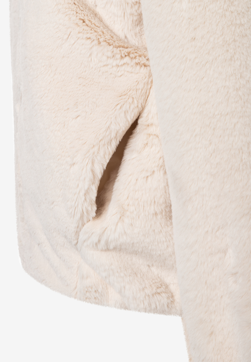 MORE & MORE beigefarbene Felljacke aus Kunstfell, Detailansicht einer seitlichen Tasche mit tiefem Eingriff und weichem Innenfutter.