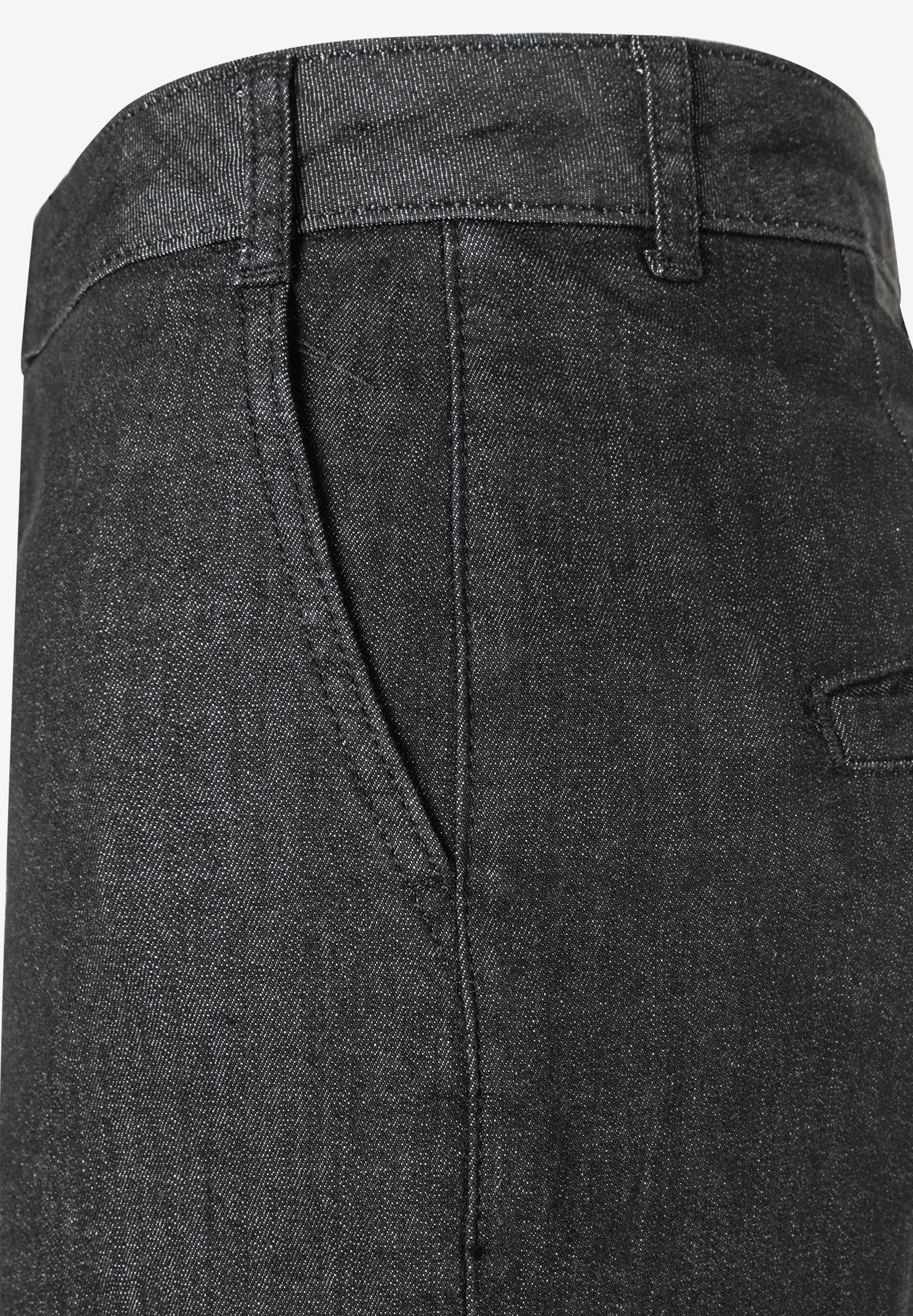 Detailaufnahme einer schwarzen MORE & MORE Jeans aus Denim mit einer angedeuteten Hosentasche und einem Hosenbund. Detailaufnahme einer schwarzen MORE & MORE Jeans aus Denim mit einer angedeuteten Hosentasche und einem Hosenbund.