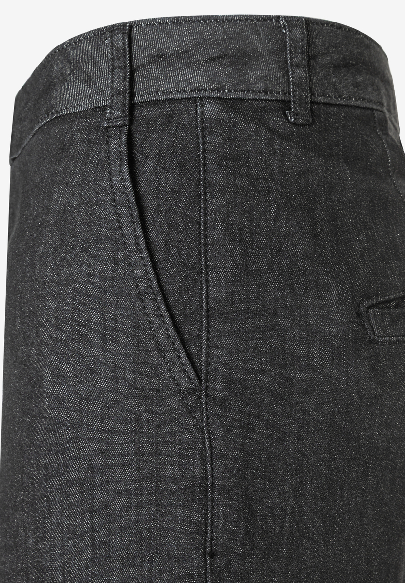 Detailaufnahme einer schwarzen MORE & MORE Jeans aus Denim mit einer angedeuteten Hosentasche und einem Hosenbund. Detailaufnahme einer schwarzen MORE & MORE Jeans aus Denim mit einer angedeuteten Hosentasche und einem Hosenbund.