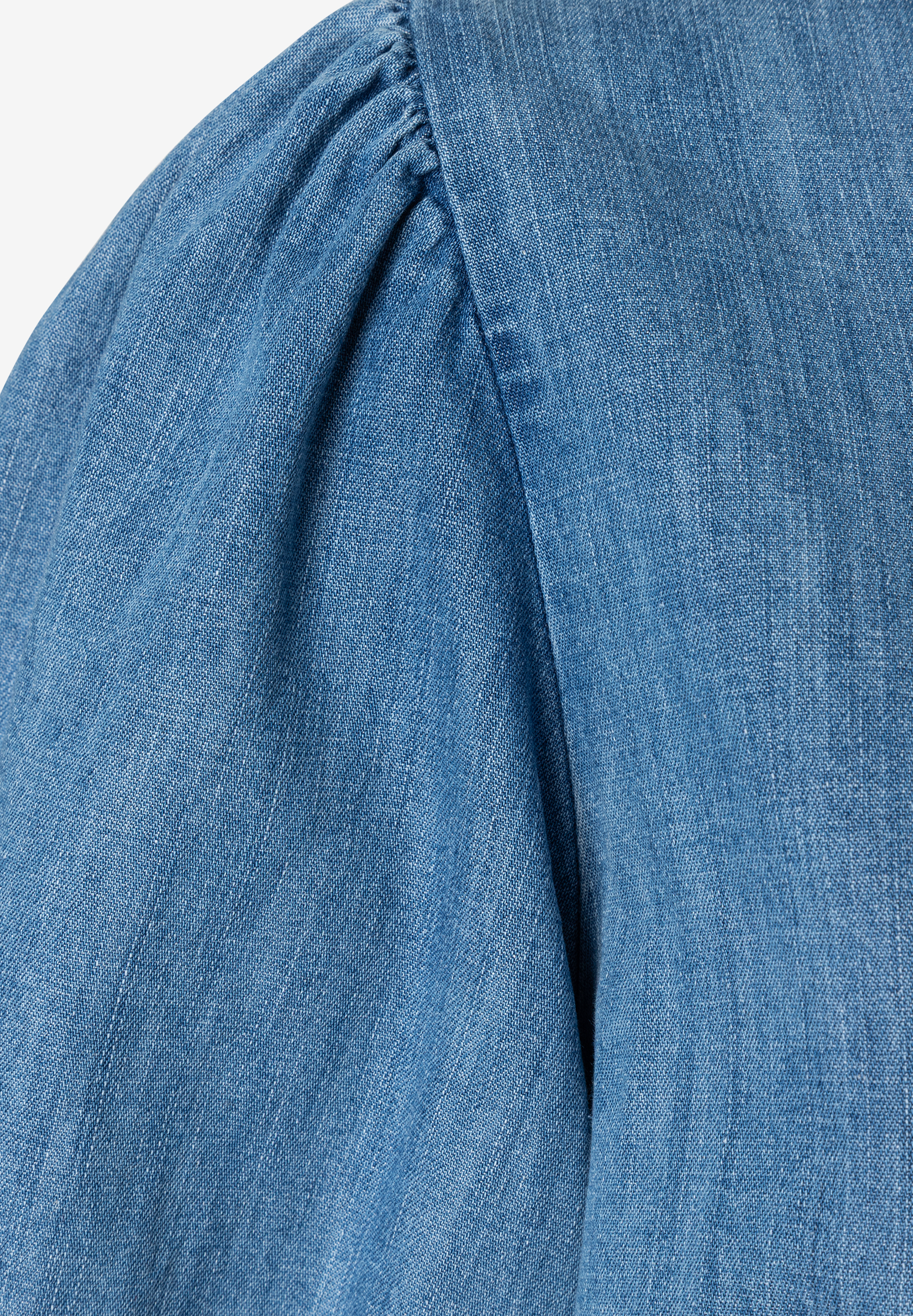 MORE & MORE Jeansbluse aus Denim-Baumwolle. Hautfreundlich, elastisch mit angenehmem Tragekomfort. MORE & MORE Jeansbluse aus Denim-Baumwolle. Hautfreundlich, elastisch mit angenehmem Tragekomfort.