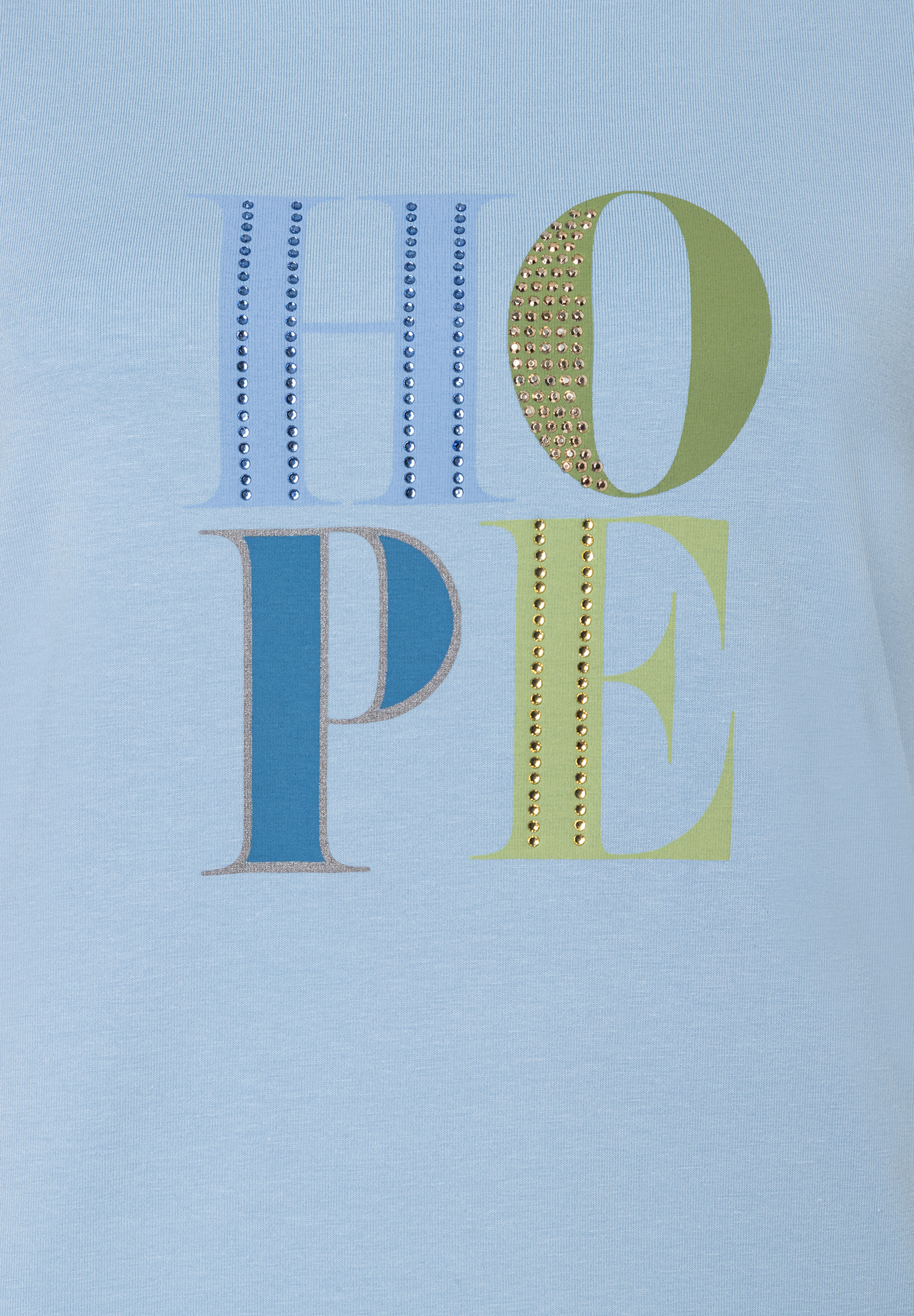 Ein hellblaues MORE & MORE Oberteil mit dem Wort "HOPE", verziert mit Schmucksteinen. Ein hellblaues MORE & MORE Oberteil mit dem Wort "HOPE", verziert mit Schmucksteinen.
