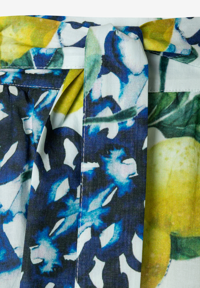 Nahaufnahme eines MORE & MORE Baumwollrocks mit blau-gelbem Blumenmuster. Nahaufnahme eines MORE & MORE Baumwollrocks mit blau-gelbem Blumenmuster.