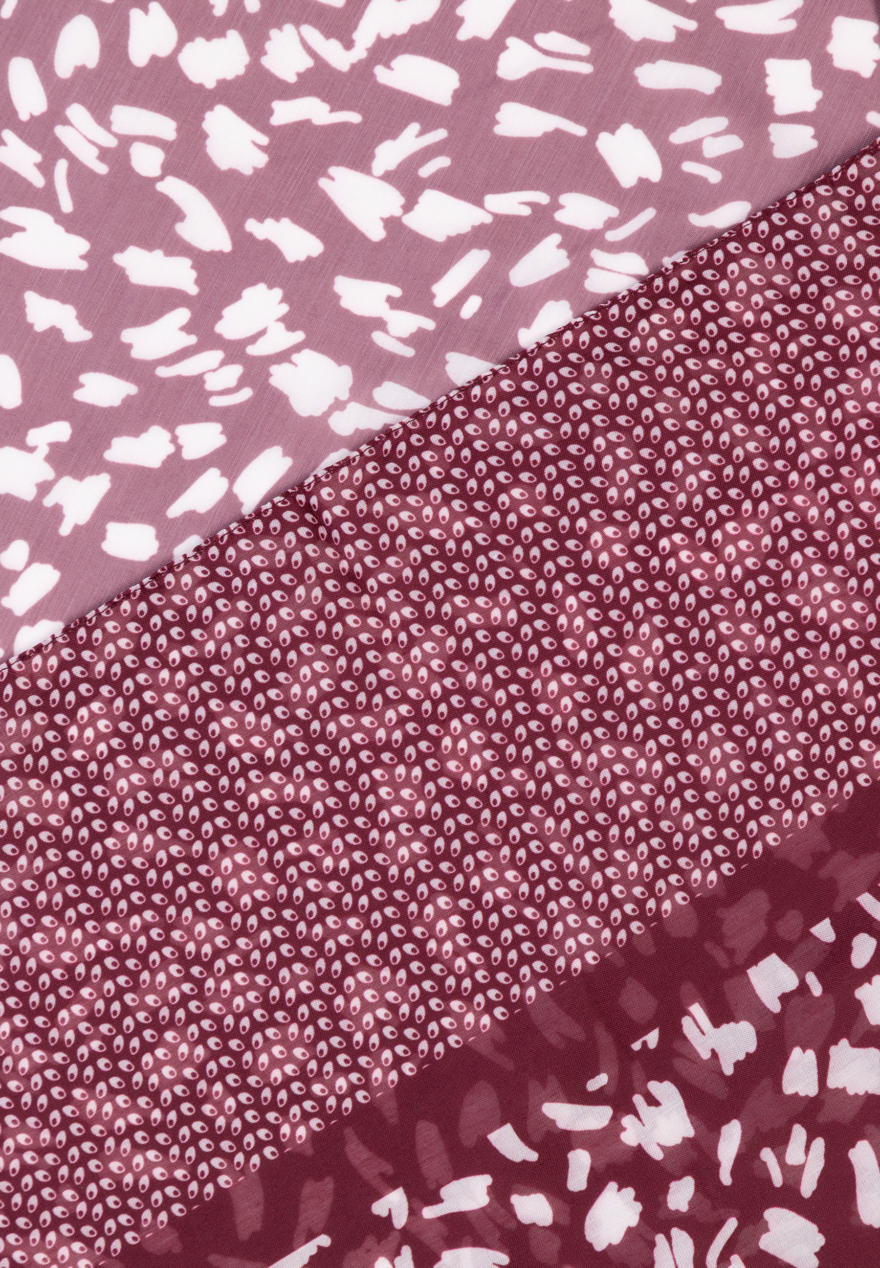 MORE & MORE Accessoires: Dreifarbiges, diagonal angeordnetes Muster in Mauve und Burgunderrot mit weißen Flecken und Punkten. MORE & MORE Accessoires: Dreifarbiges, diagonal angeordnetes Muster in Mauve und Burgunderrot mit weißen Flecken und Punkten.