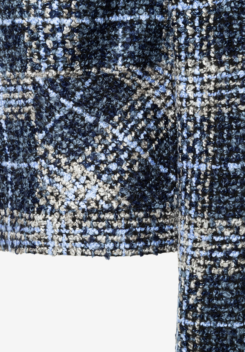Detailaufnahme eines Bouclé-Oberteils von MORE & MORE in Blau- und Grautönen mit Karomuster. Detailaufnahme eines Bouclé-Oberteils von MORE & MORE in Blau- und Grautönen mit Karomuster.