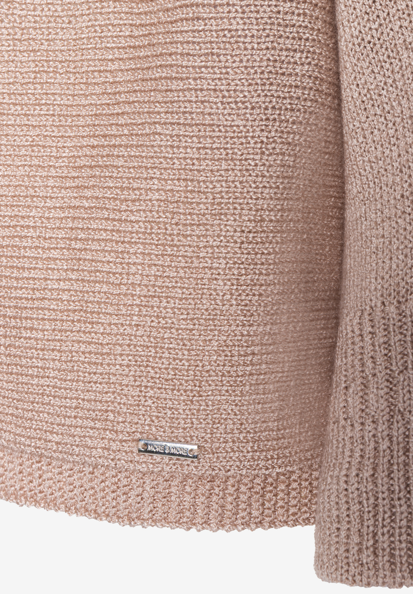 Nahaufnahme eines MORE & MORE Oberteils mit Strick und glänzender Optik. Nahaufnahme eines MORE & MORE Oberteils mit Strick und glänzender Optik.