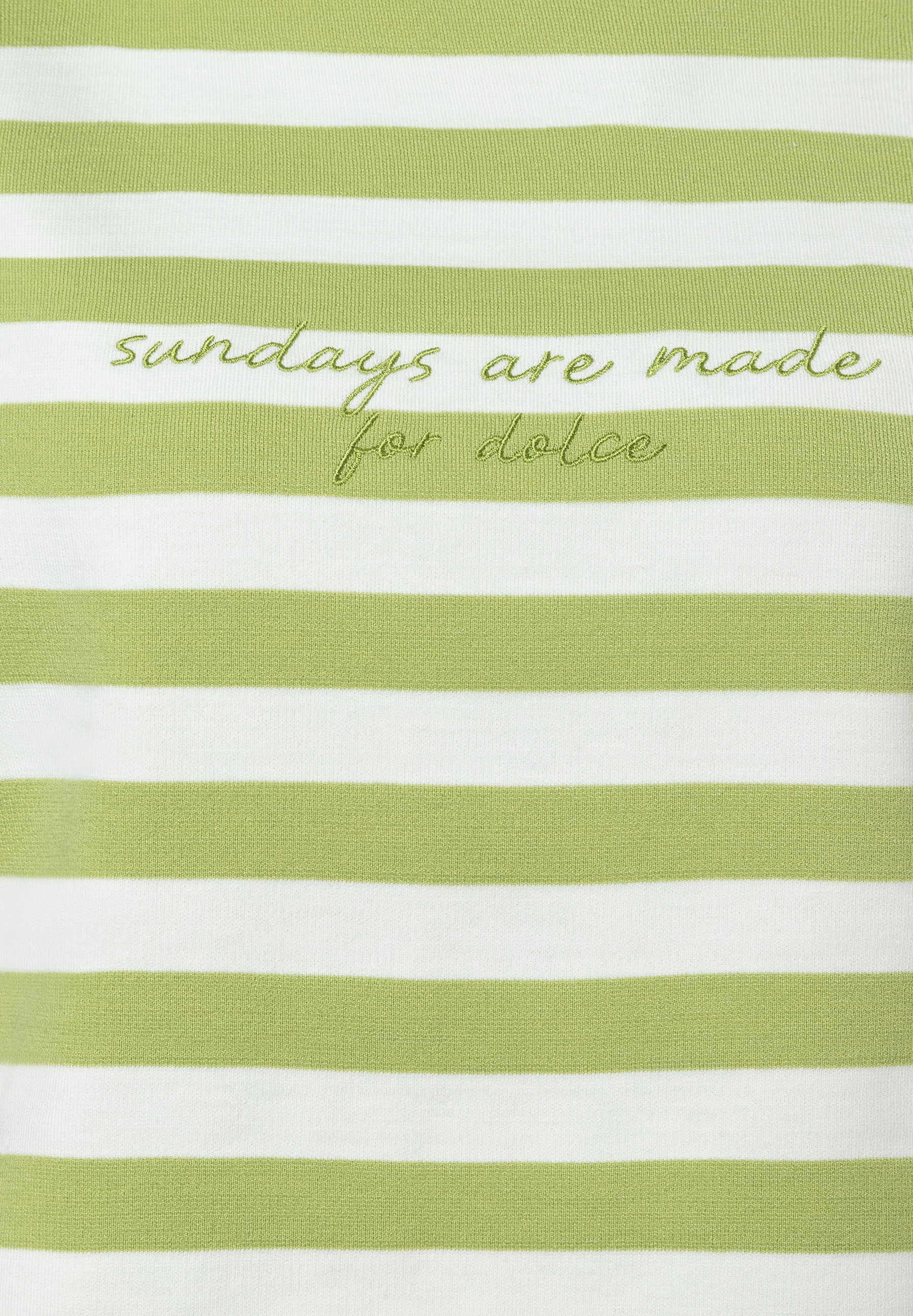 Ein gestreiftes MORE & MORE Top mit grünem Text auf weißem Grund.