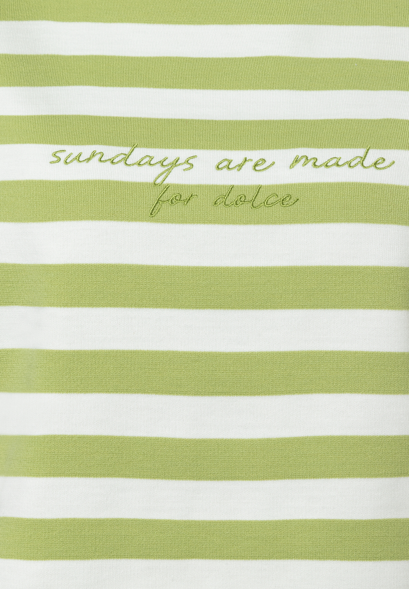 Ein gestreiftes MORE & MORE Top mit grünem Text auf weißem Grund. Ein gestreiftes MORE & MORE Top mit grünem Text auf weißem Grund.