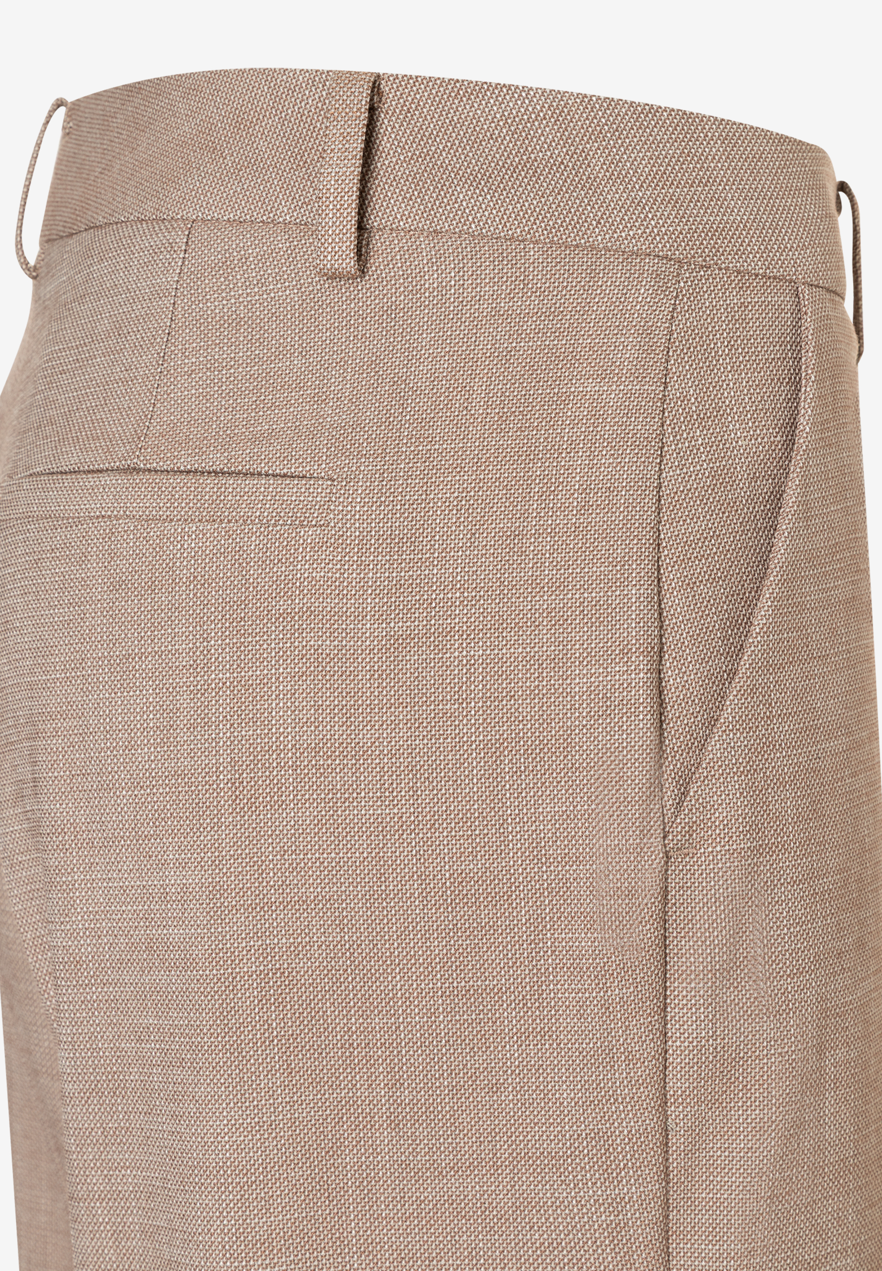 Nahaufnahme einer MORE & MORE Webware Hose mit Eingrifftasche und Gürtelschlaufe. Nahaufnahme einer MORE & MORE Webware Hose mit Eingrifftasche und Gürtelschlaufe.