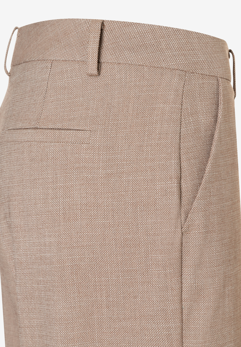 Nahaufnahme einer MORE & MORE Webware Hose mit Eingrifftasche und Gürtelschlaufe. Nahaufnahme einer MORE & MORE Webware Hose mit Eingrifftasche und Gürtelschlaufe.