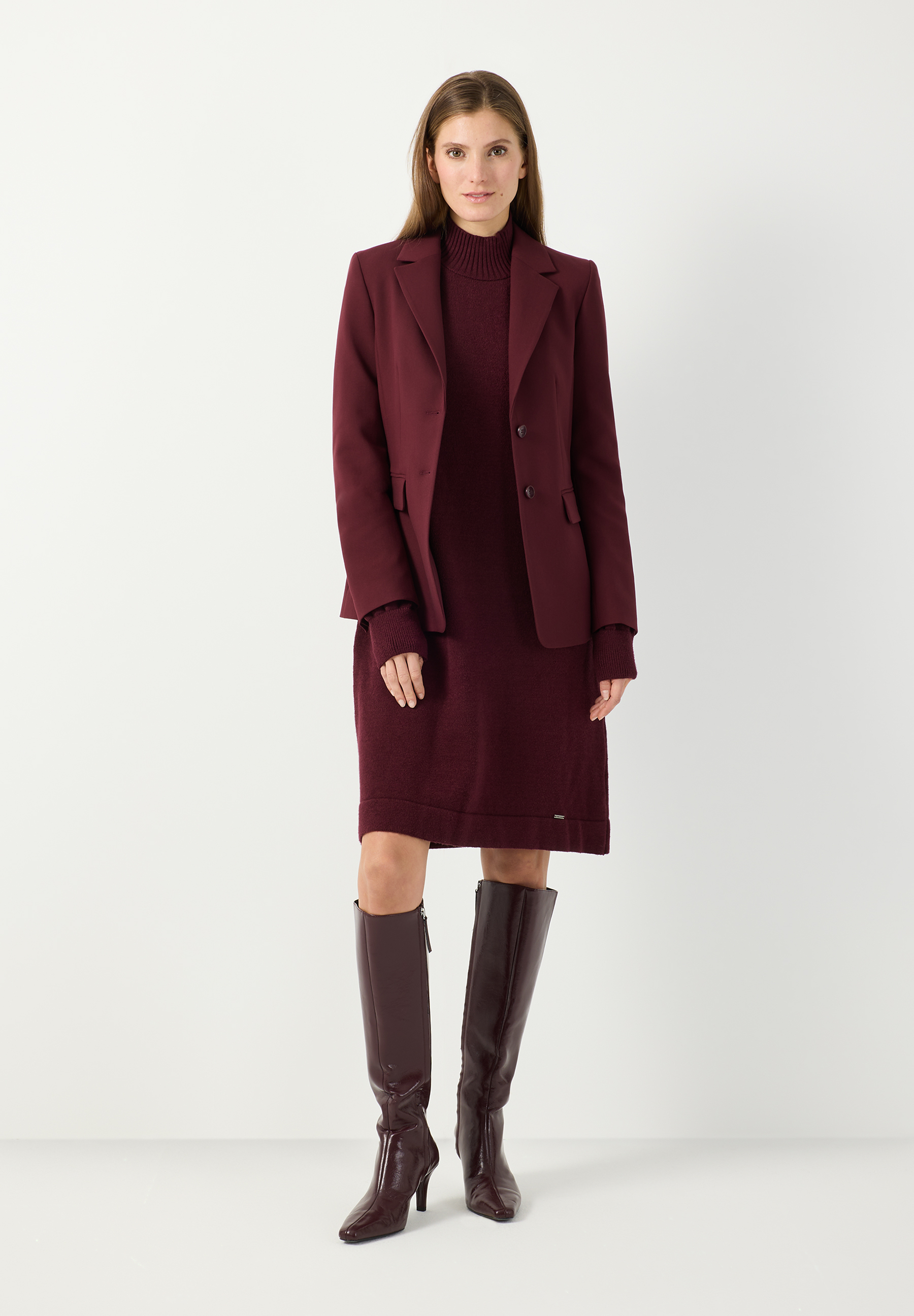 MORE & MORE Damen Blazer, Oberteil, Burgund, vorne offen, über einem gleichfarbigen Kleid MORE & MORE Damen Blazer, Oberteil, Burgund, vorne offen, über einem gleichfarbigen Kleid