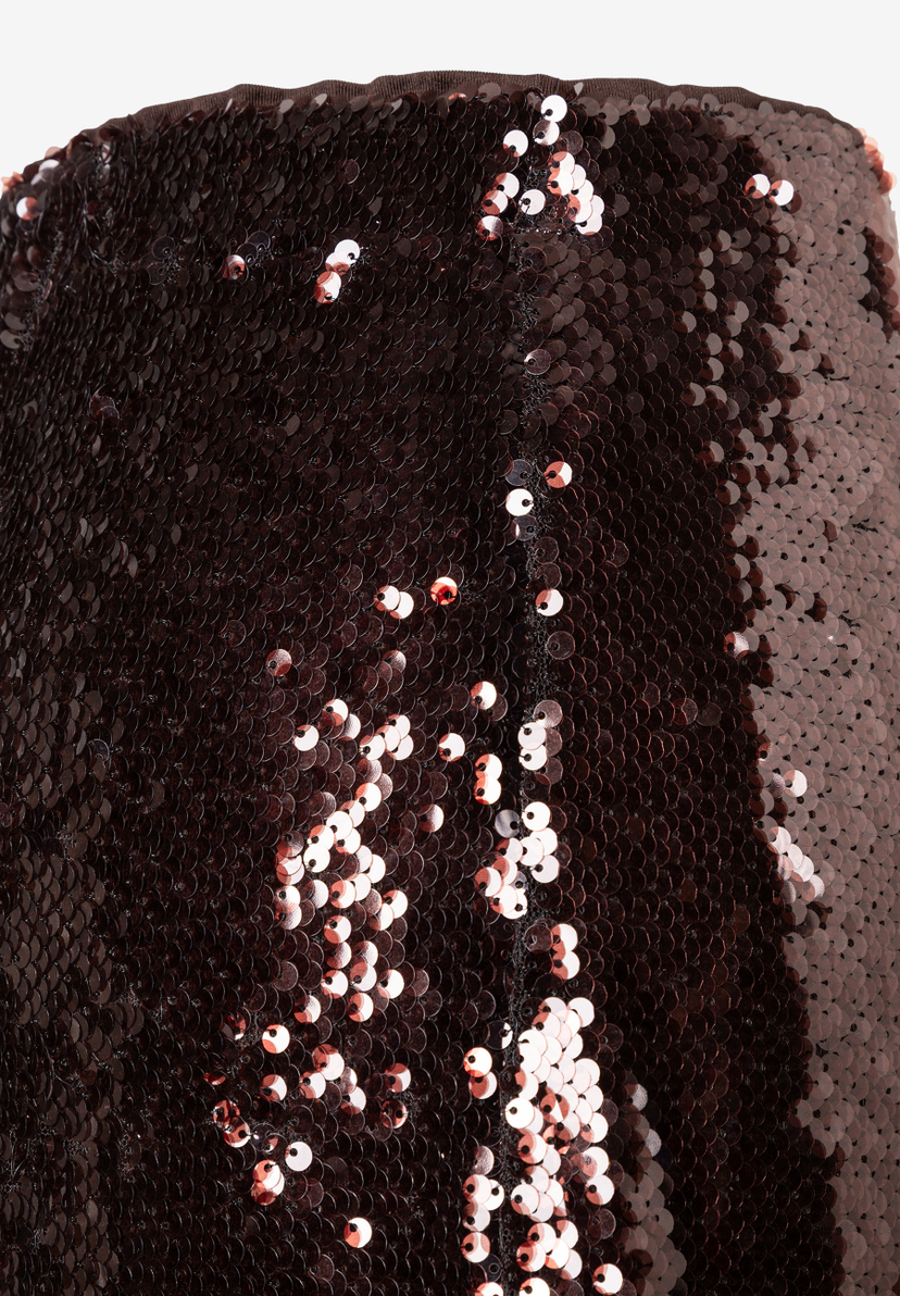 Nahaufnahme eines MORE & MORE Rocks, mit schimmernden Pailletten besetzt. Nahaufnahme eines MORE & MORE Rocks, mit schimmernden Pailletten besetzt.