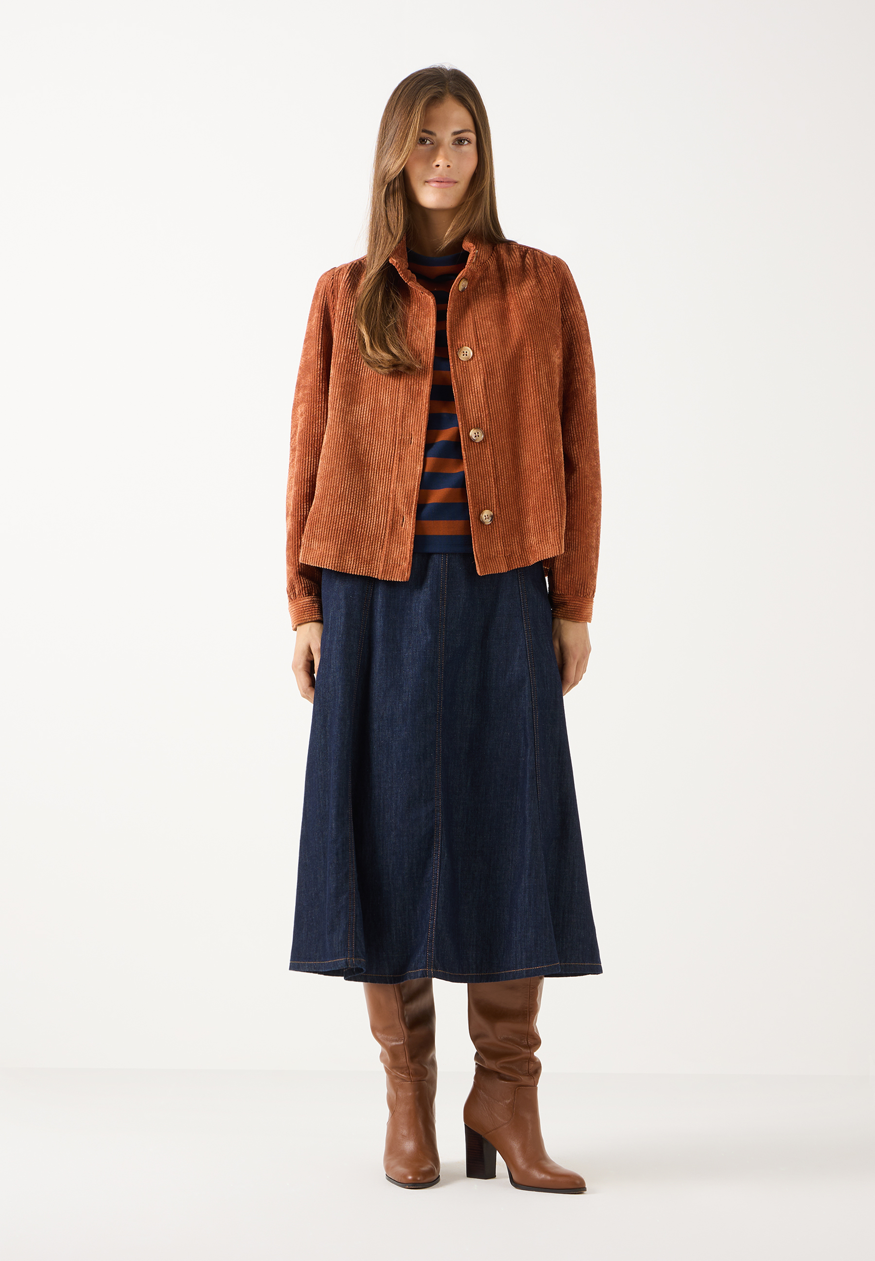 MORE & MORE Cord-Jacke in Rostrot über gestreiftem Shirt und Jeansrock, dazu braune Stiefel MORE & MORE Cord-Jacke in Rostrot über gestreiftem Shirt und Jeansrock, dazu braune Stiefel