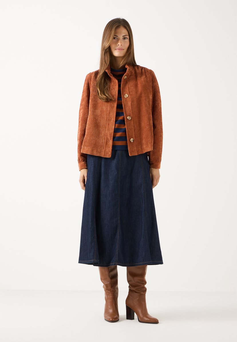 MORE & MORE Cord-Jacke in Rostrot über gestreiftem Shirt und Jeansrock, dazu braune Stiefel MORE & MORE Cord-Jacke in Rostrot über gestreiftem Shirt und Jeansrock, dazu braune Stiefel