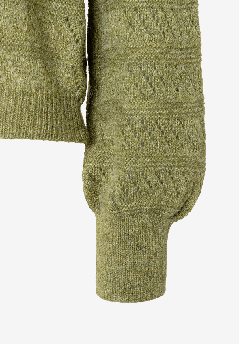 Detailansicht eines olivgrünen Strukturstrick-Pullovers von MORE & MORE. Blick auf Ärmel und Strickmuster. Detailansicht eines olivgrünen Strukturstrick-Pullovers von MORE & MORE. Blick auf Ärmel und Strickmuster.
