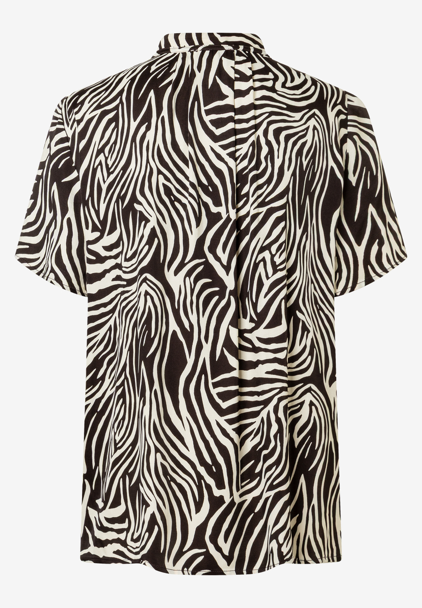 Nahaufnahme einer MORE & MORE Bluse mit fließendem Zebra-Muster aus Viskose. Nahaufnahme einer MORE & MORE Bluse mit fließendem Zebra-Muster aus Viskose.