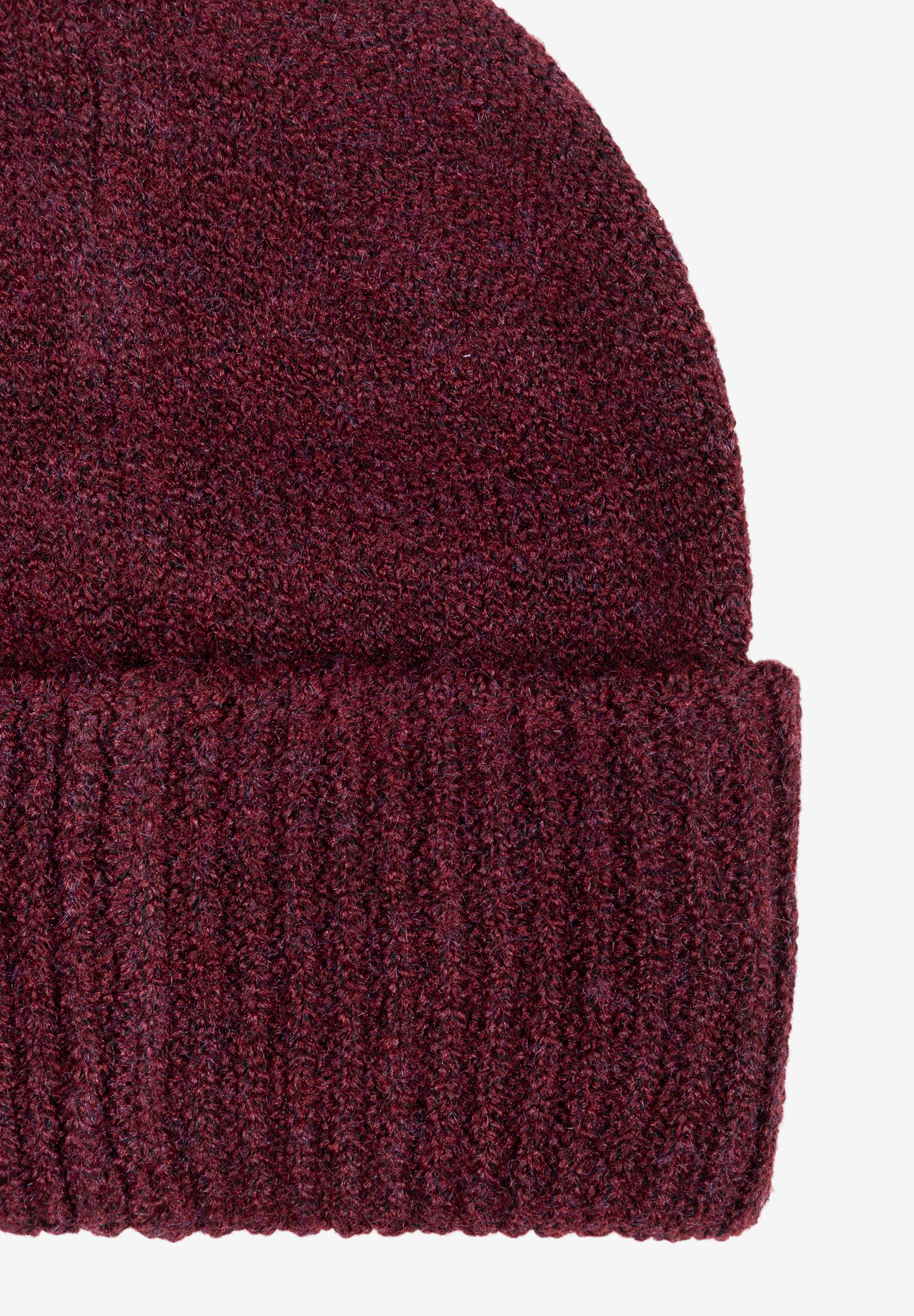 MORE & MORE Accessoires: Nahaufnahme einer weinroten Strickmütze mit Rippenmuster und leichter Melange-Optik.
