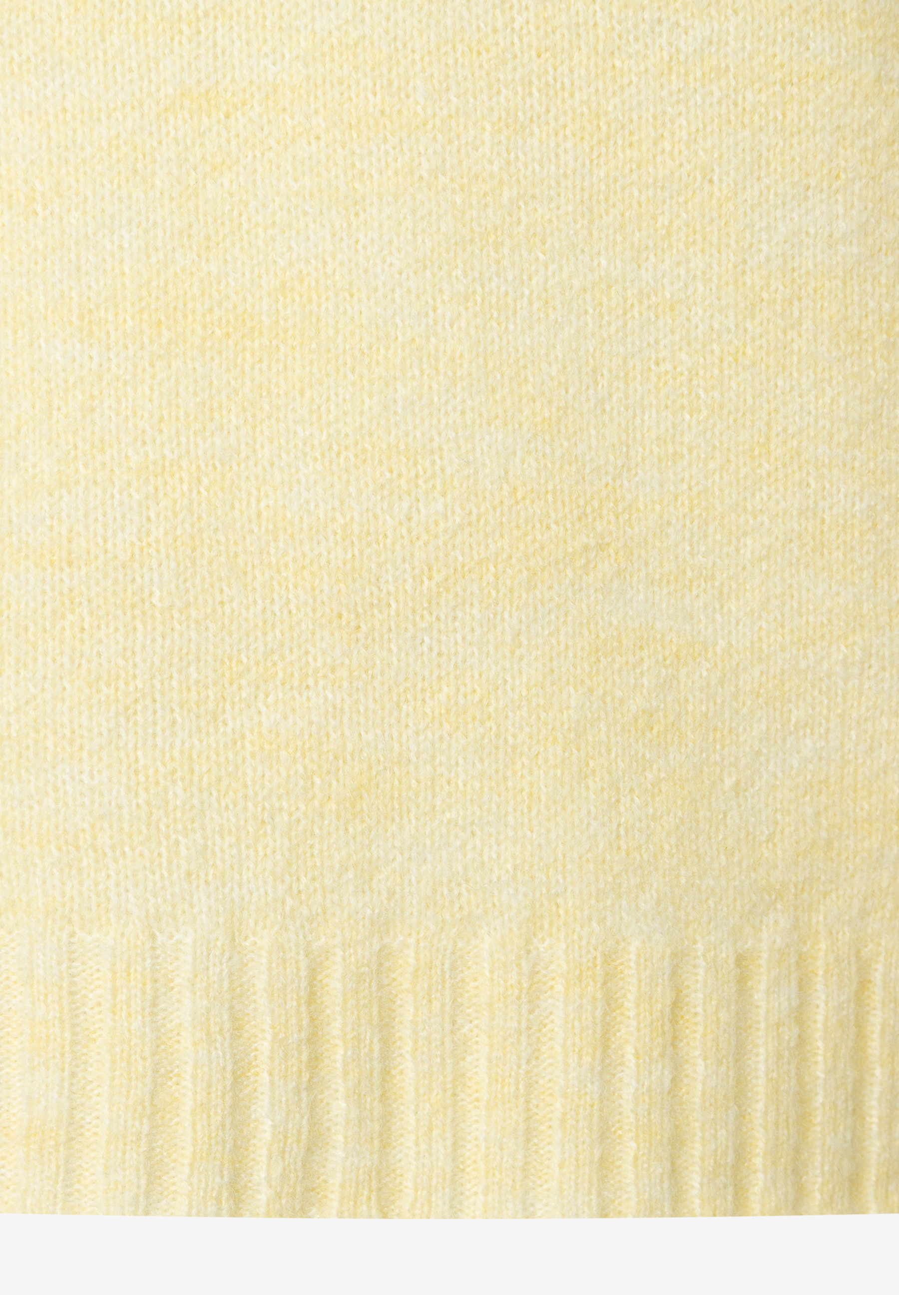 Nahaufnahme des gelben Strickmaterials von MORE & MORE. Weicher Griff, wärmend, ideal für Pullover und Strickware. Nahaufnahme des gelben Strickmaterials von MORE & MORE. Weicher Griff, wärmend, ideal für Pullover und Strickware.