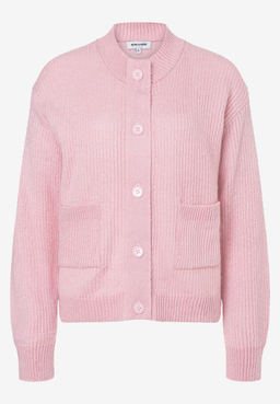 MORE & MORE pinker Strickpullover mit runden Knöpfen, zwei Taschen und Bündchen. Der weiche Pullover mit V-Ausschnitt hat ein feines Strickmuster.