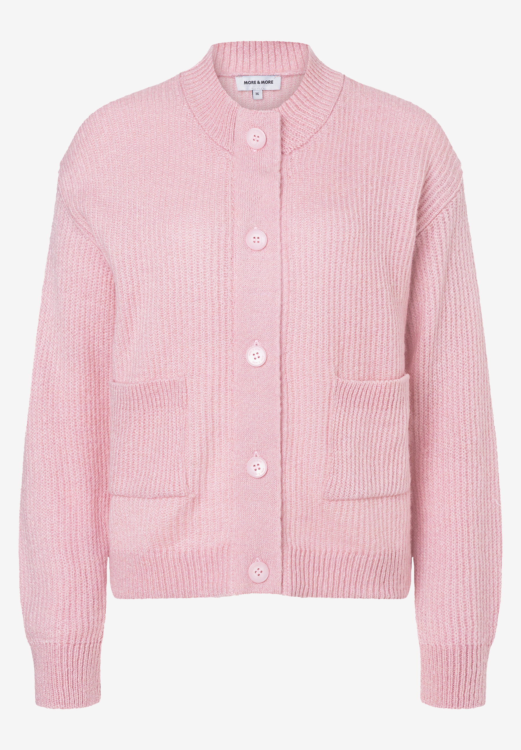 MORE & MORE pinker Strickpullover mit runden Knöpfen, zwei Taschen und Bündchen. Der weiche Pullover mit V-Ausschnitt hat ein feines Strickmuster.