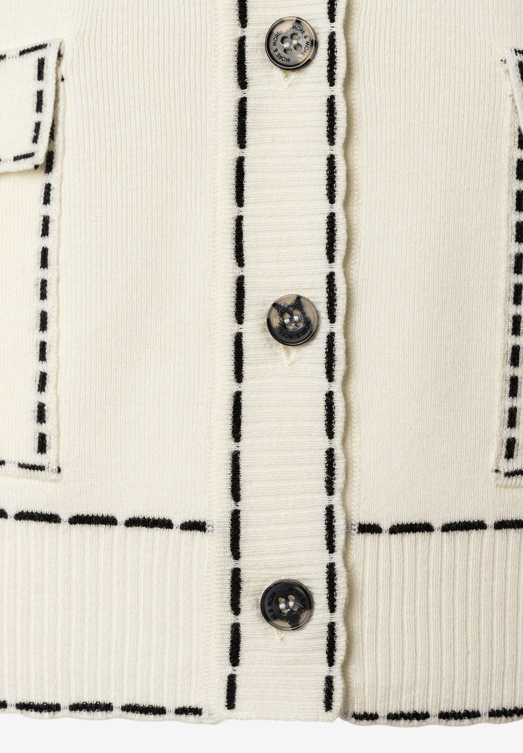 Nahaufnahme Strickoberteil von MORE & MORE mit Zierknöpfen und Ziernähten. Nahaufnahme Strickoberteil von MORE & MORE mit Zierknöpfen und Ziernähten.