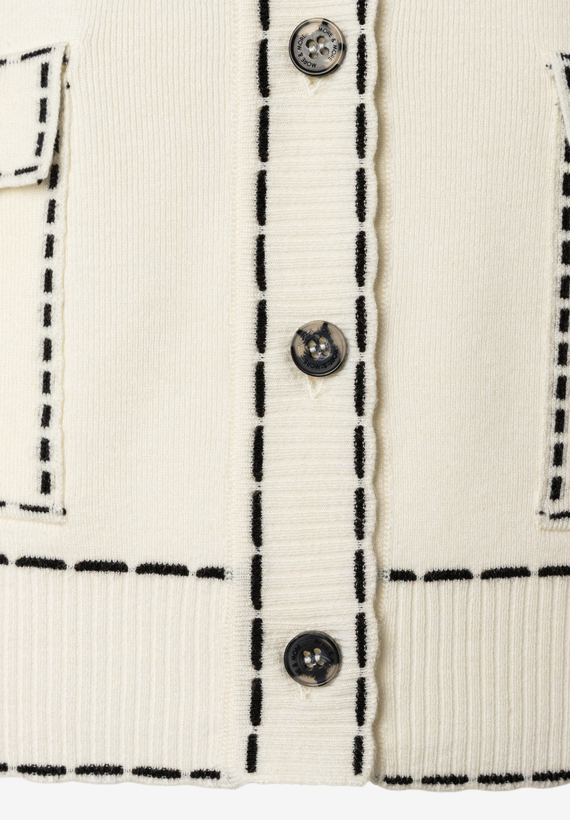 Nahaufnahme Strickoberteil von MORE & MORE mit Zierknöpfen und Ziernähten. Nahaufnahme Strickoberteil von MORE & MORE mit Zierknöpfen und Ziernähten.