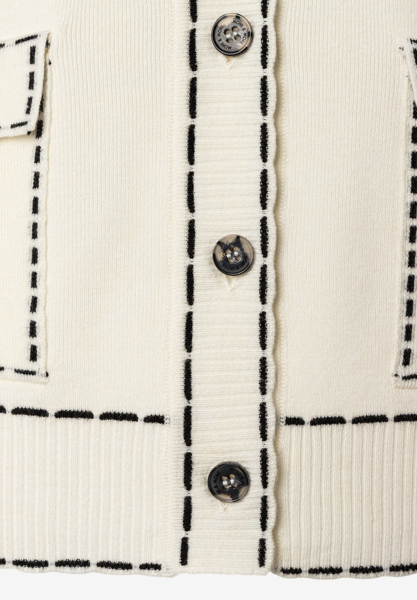 Nahaufnahme Strickoberteil von MORE & MORE mit Zierknöpfen und Ziernähten. Nahaufnahme Strickoberteil von MORE & MORE mit Zierknöpfen und Ziernähten.