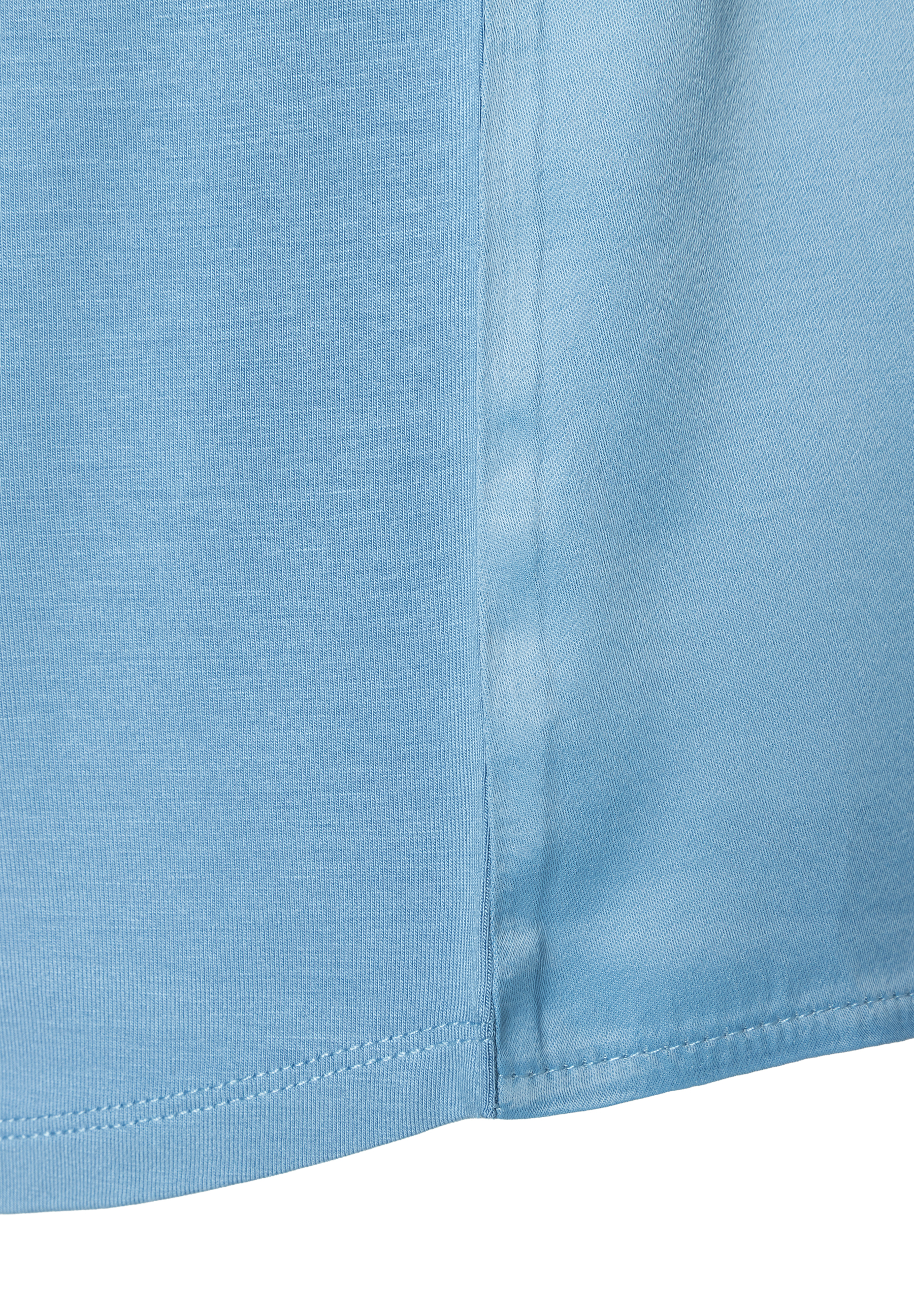 MORE & MORE T-Shirt, Detailansicht: Saum und Seitennaht eines blauen Stoffes.