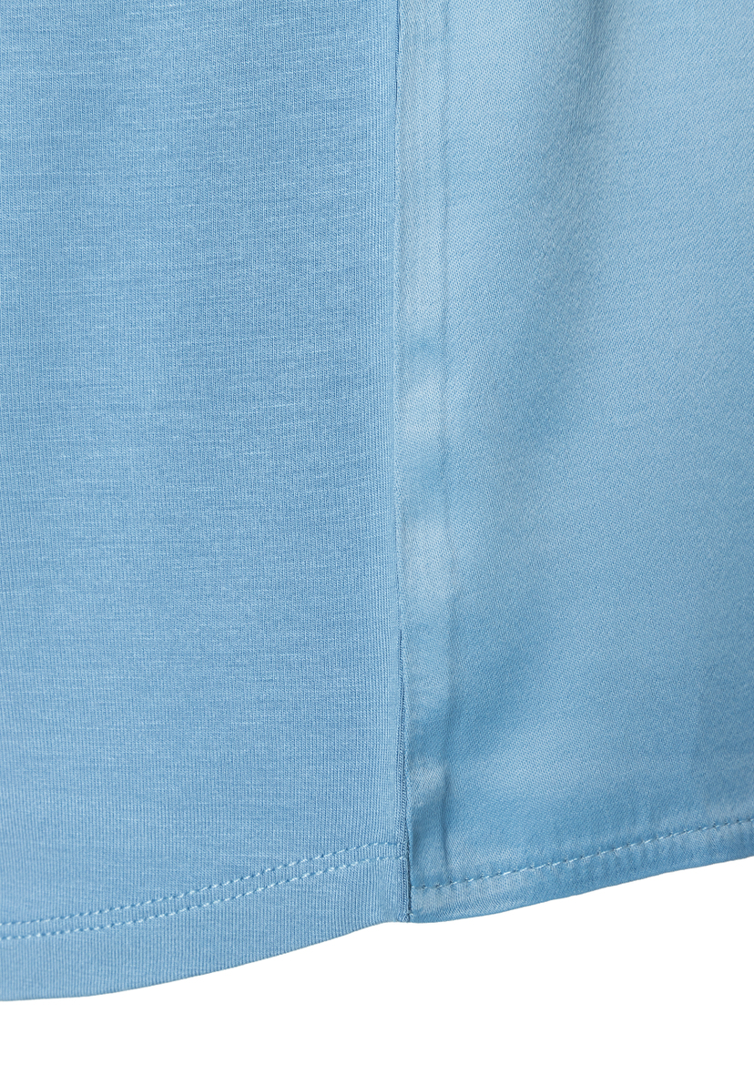 MORE & MORE T-Shirt, Detailansicht: Saum und Seitennaht eines blauen Stoffes. MORE & MORE T-Shirt, Detailansicht: Saum und Seitennaht eines blauen Stoffes.