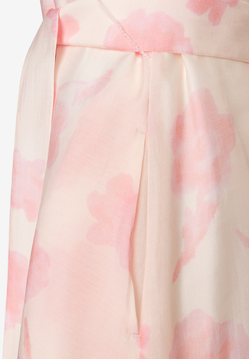 Detailaufnahme eines Oberteils von MORE & MORE mit Chiffon und rosafarbenen Blumenmuster. Detailaufnahme eines Oberteils von MORE & MORE mit Chiffon und rosafarbenen Blumenmuster.