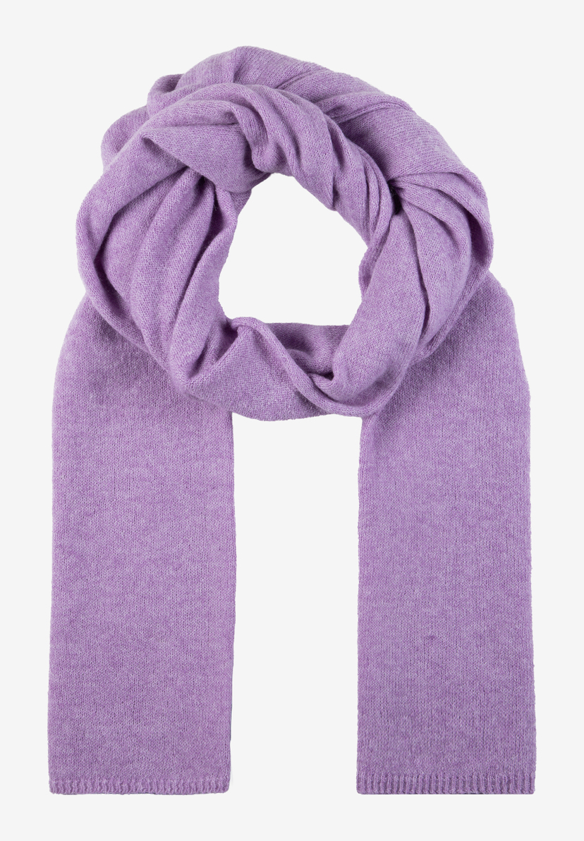 MORE & MORE Accessoire: Heller, violetter Strickschal, locker um den Hals geschlungen, auf weißem Hintergrund.