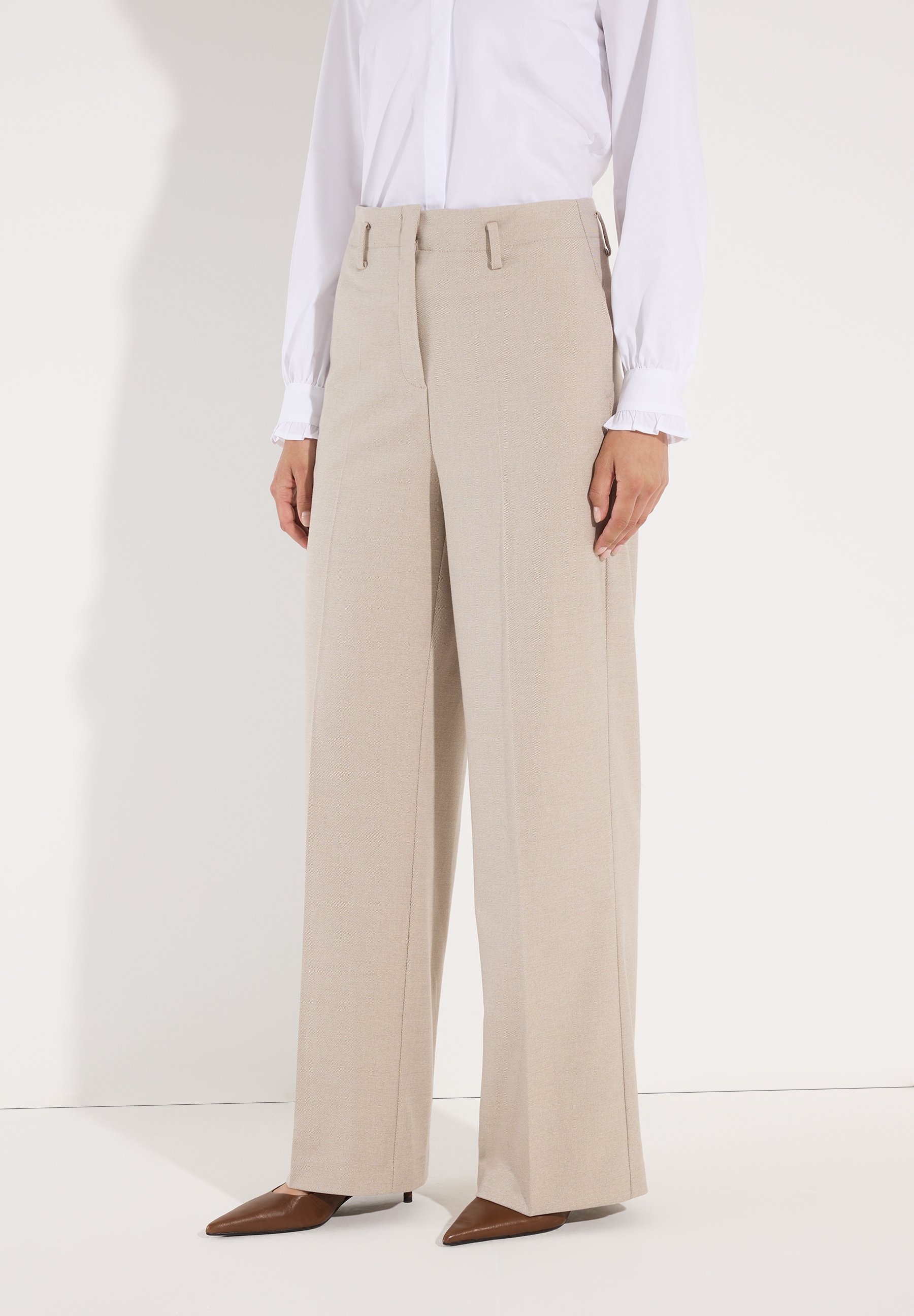 MORE & MORE Damen-Jeans: Helle Hose aus fließender Viskosemischung mit angenehmem Tragekomfort. MORE & MORE Damen-Jeans: Helle Hose aus fließender Viskosemischung mit angenehmem Tragekomfort.