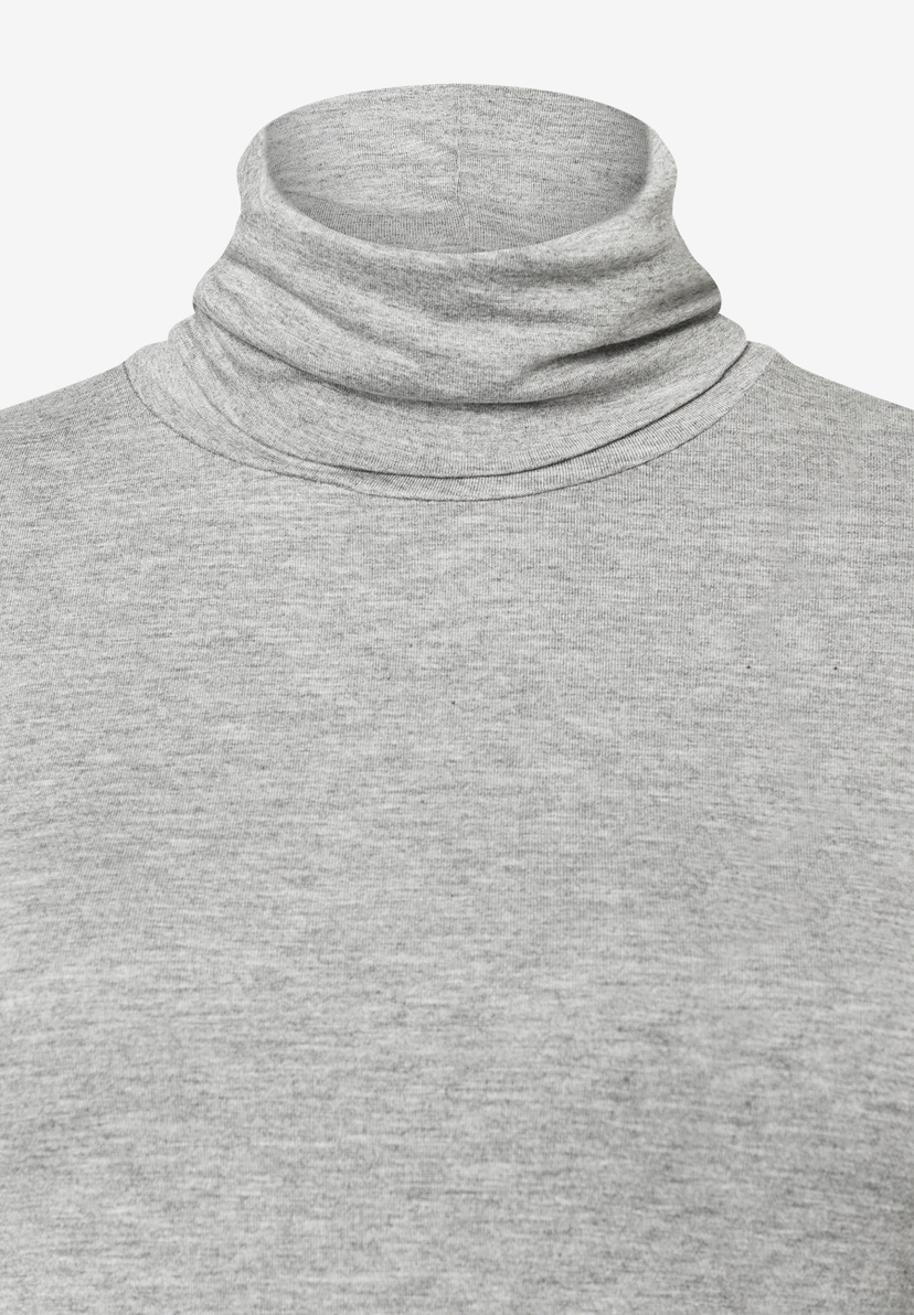 Nahaufnahme eines grauen MORE & MORE Rollkragenshirts. Nahaufnahme eines grauen MORE & MORE Rollkragenshirts.